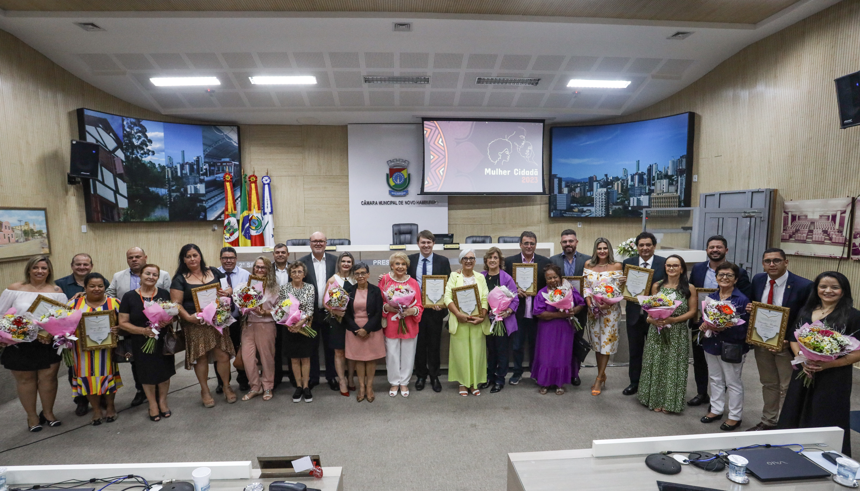 Entrega do título Mulher Cidadã mobiliza mais de cem pessoas no Legislativo