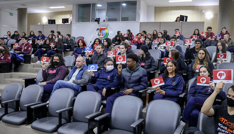 Escola do Legislativo e TRE-RS proporcionam palestras e votação simulada a estudantes
