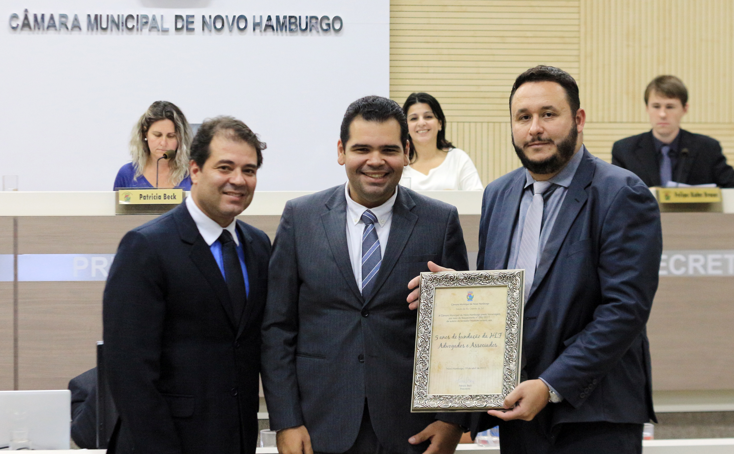 Escritório de advocacia é homenageado por cinco anos de fundação