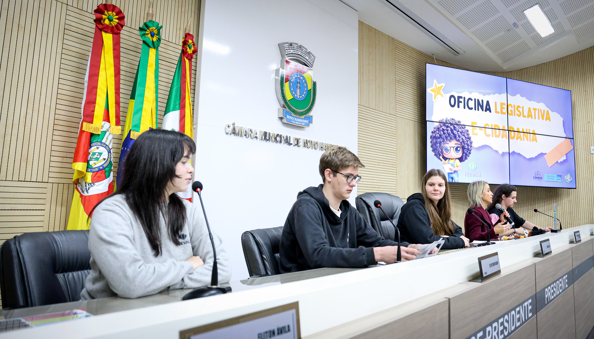 Estudantes da Escola de Aplicação Feevale vivenciam processo legislativo em atividade no Plenário da Câmara