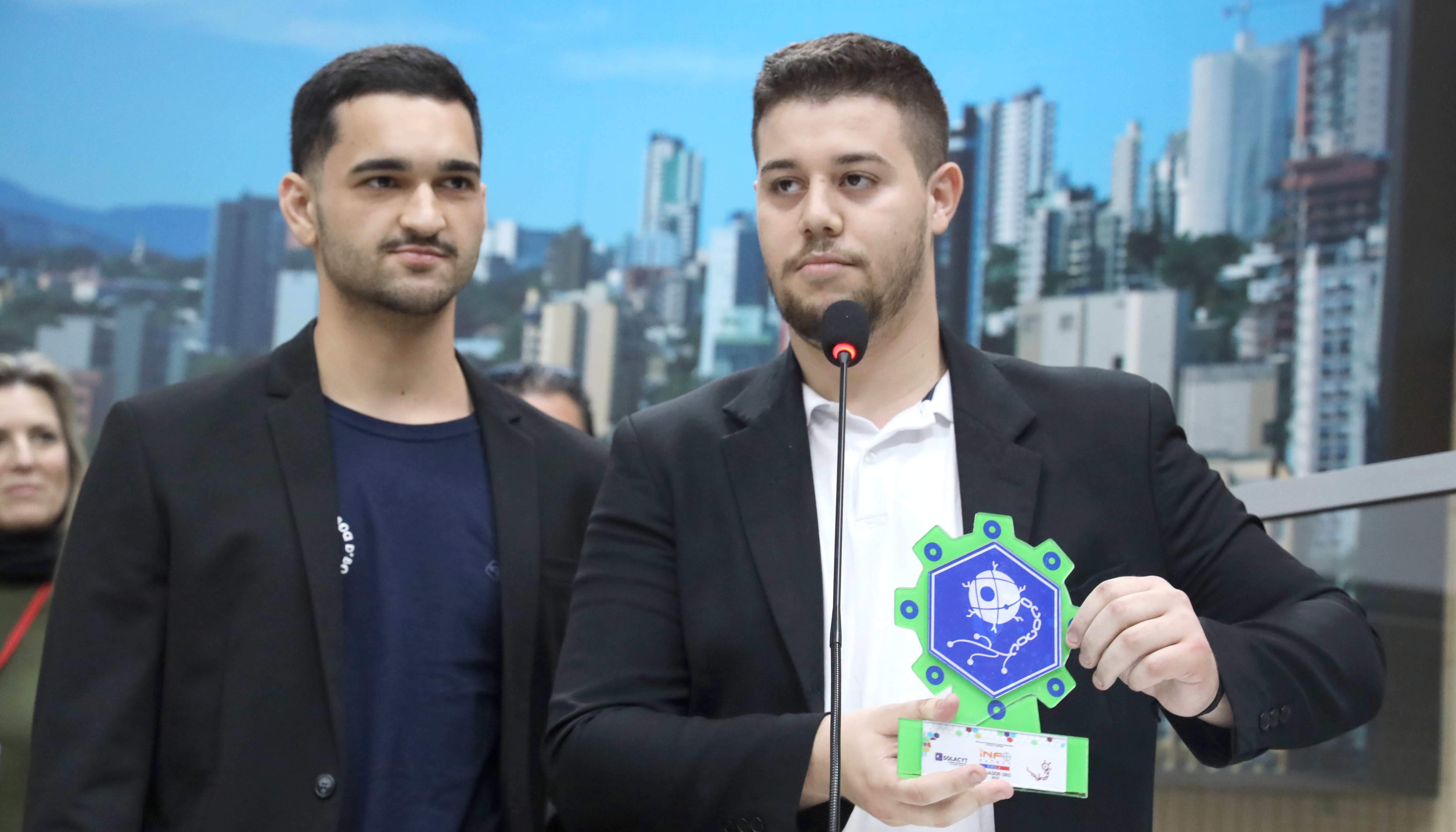 Estudantes recebem reconhecimento do Legislativo por premiação internacional no Chile