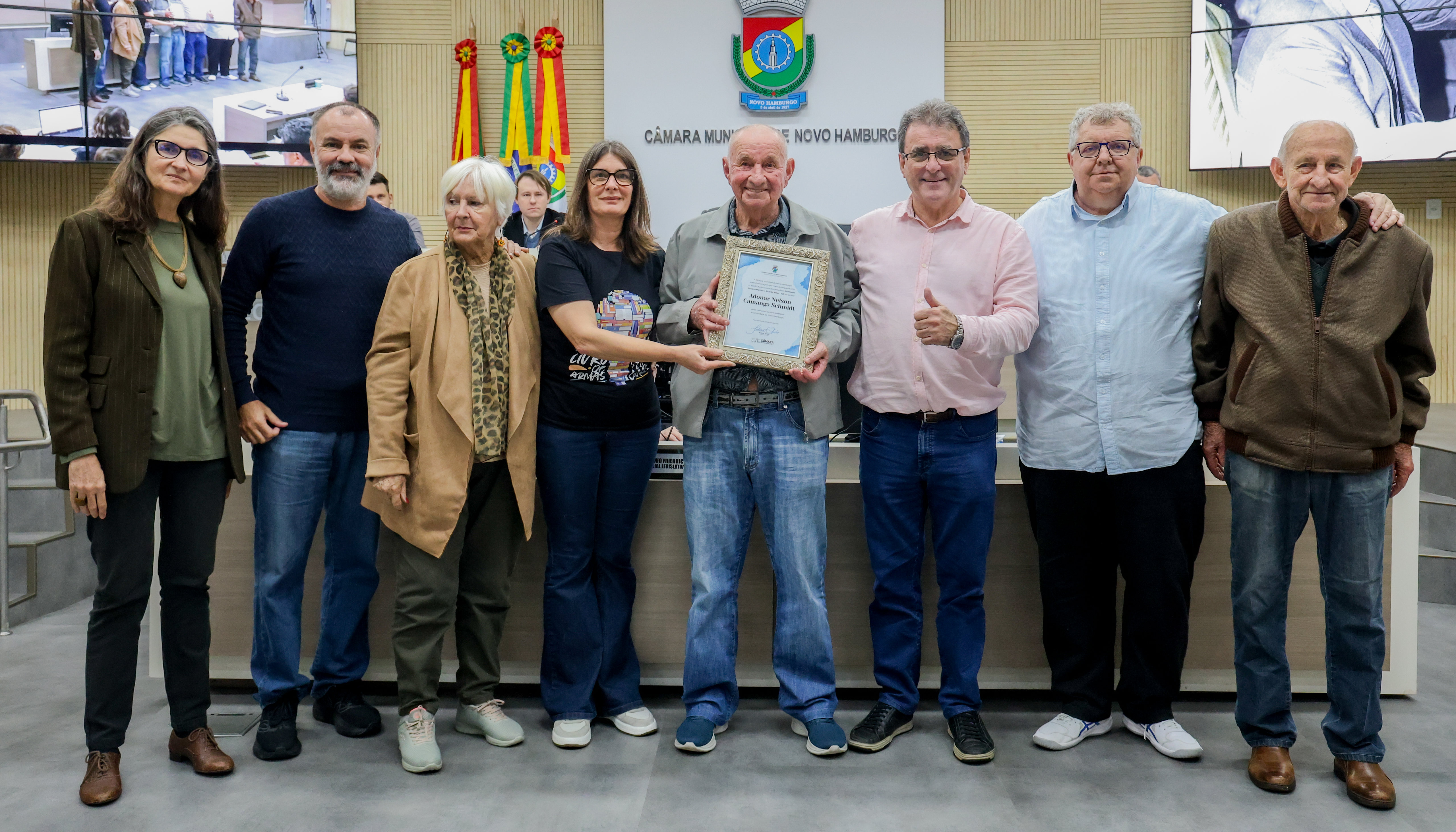 Ex-vereador Adonar Camanga Schmidt recebe homenagem da Câmara