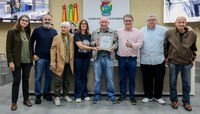 Ex-vereador Adonar Camanga Schmidt recebe homenagem da Câmara