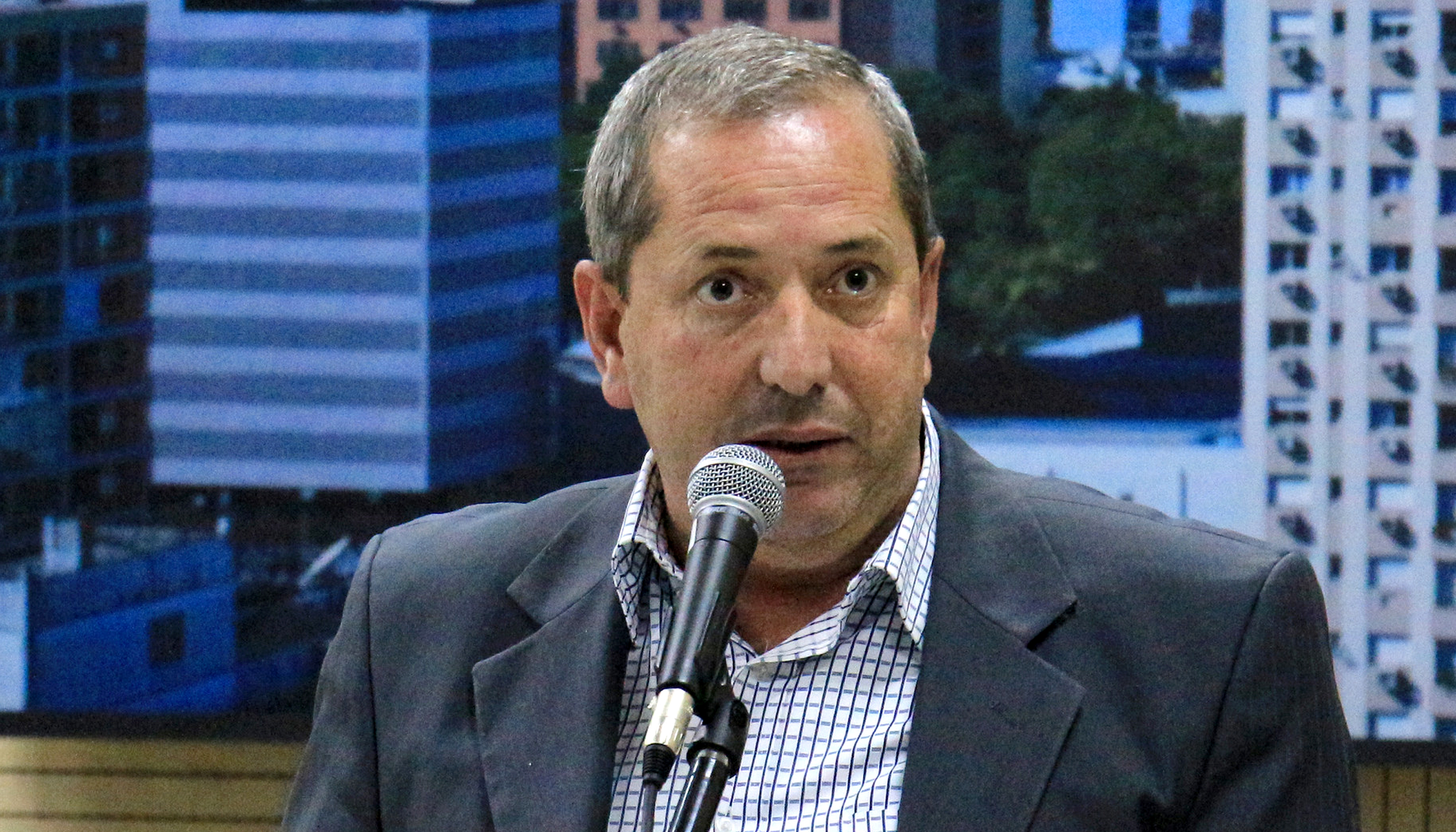 Gabriel Chassot solicita conserto e desentupimento de boca de lobo na rua Engenheiro Jorge Schury