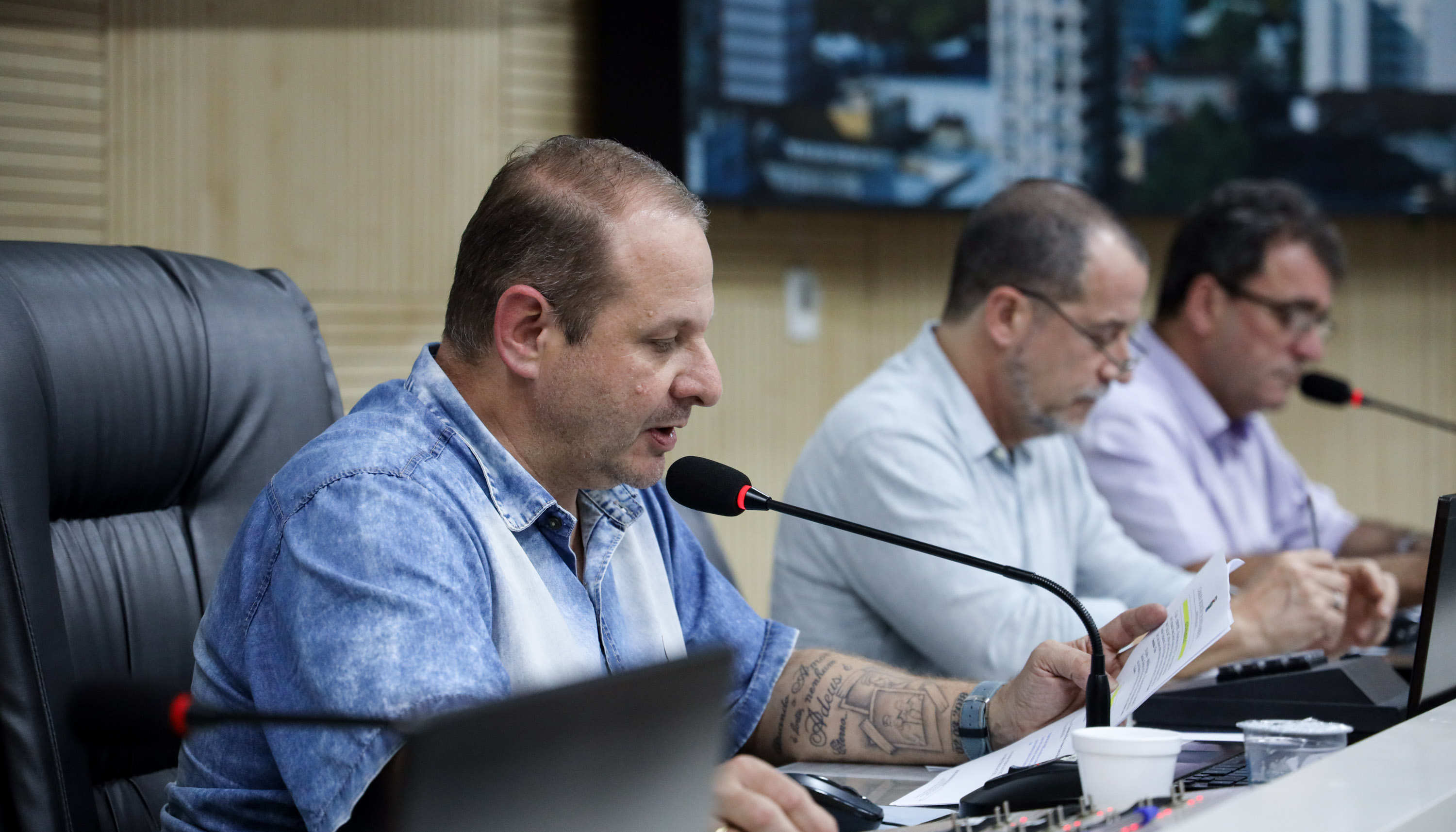 Guarda municipal que salvou homem engasgado em restaurante recebe moção de aplauso