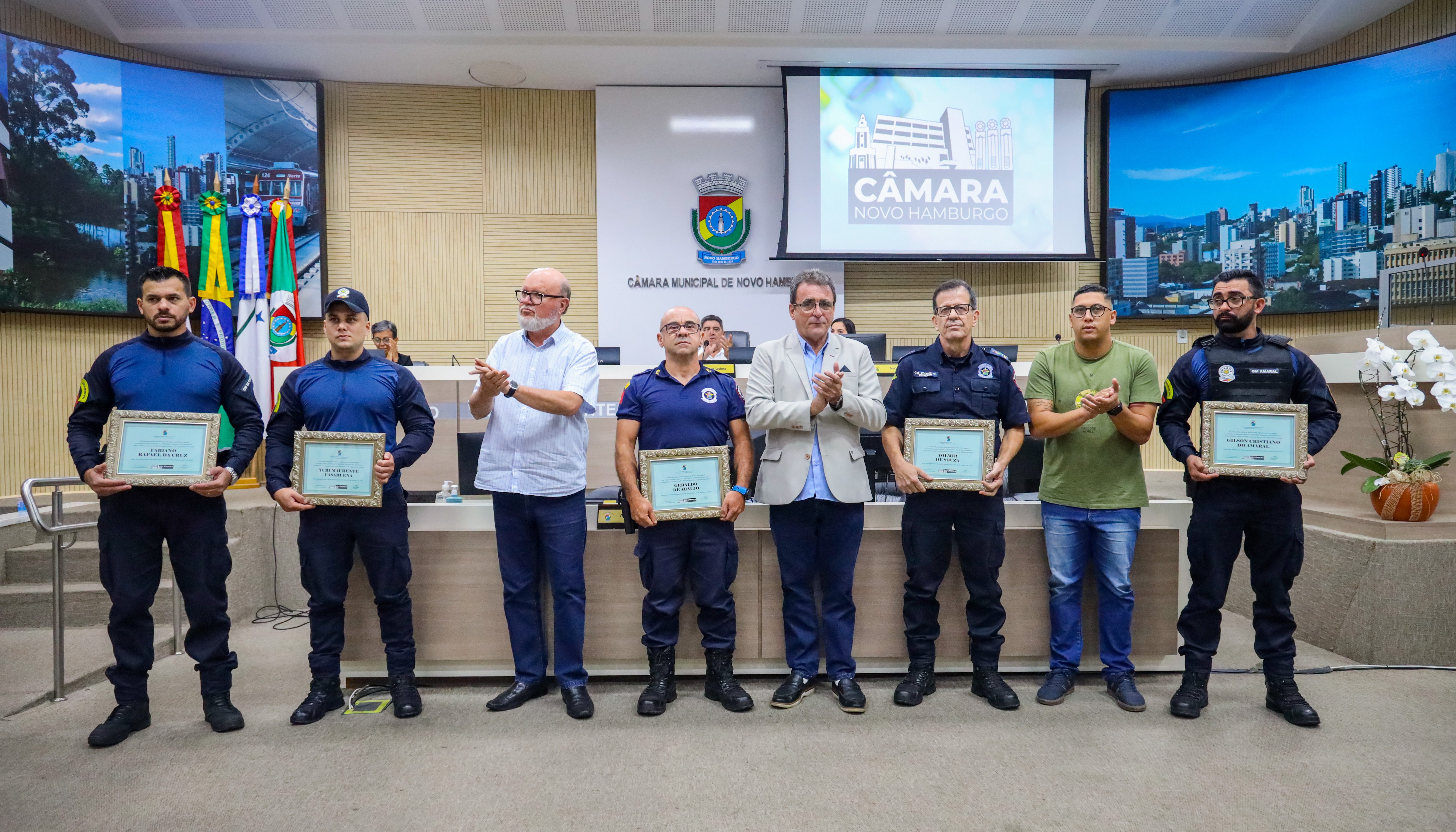 Guardas municipais envolvidos em tiroteio no bairro Ouro Branco são homenageados em plenário