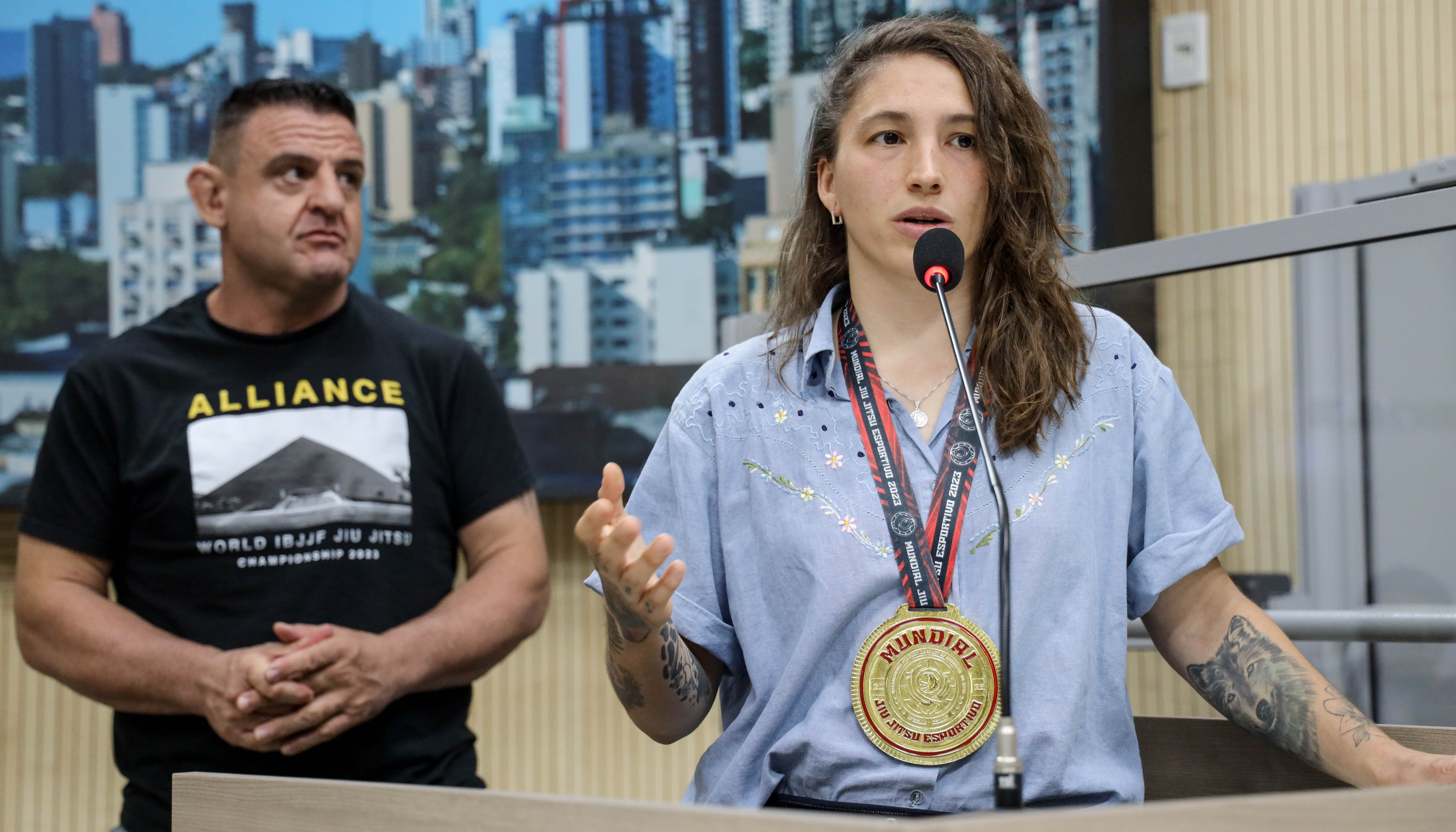 Hamburguense campeã mundial de jiu-jítsu recebe aplausos do Legislativo
