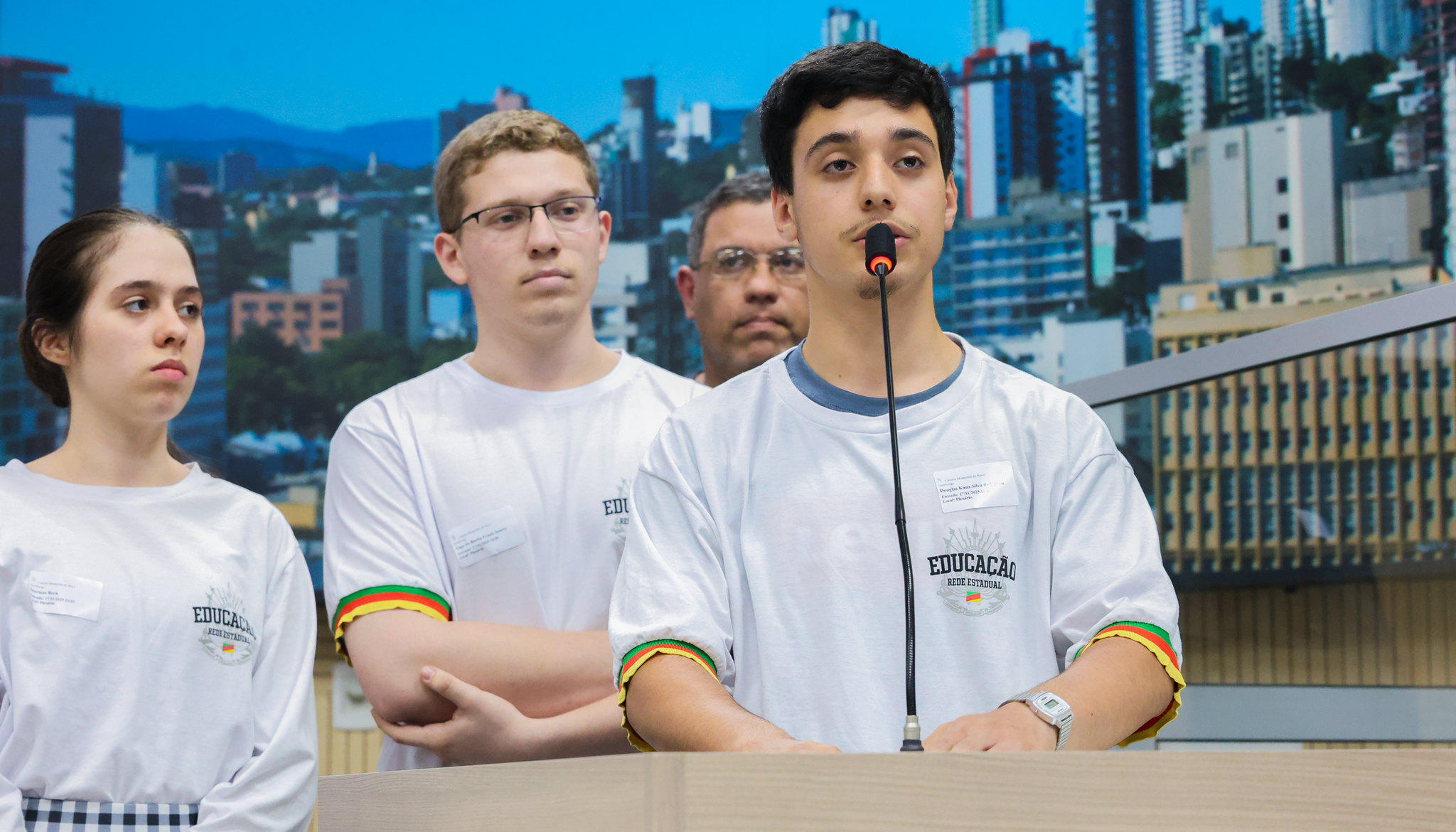 Jovens pesquisadores apresentam projeto premiado na Câmara