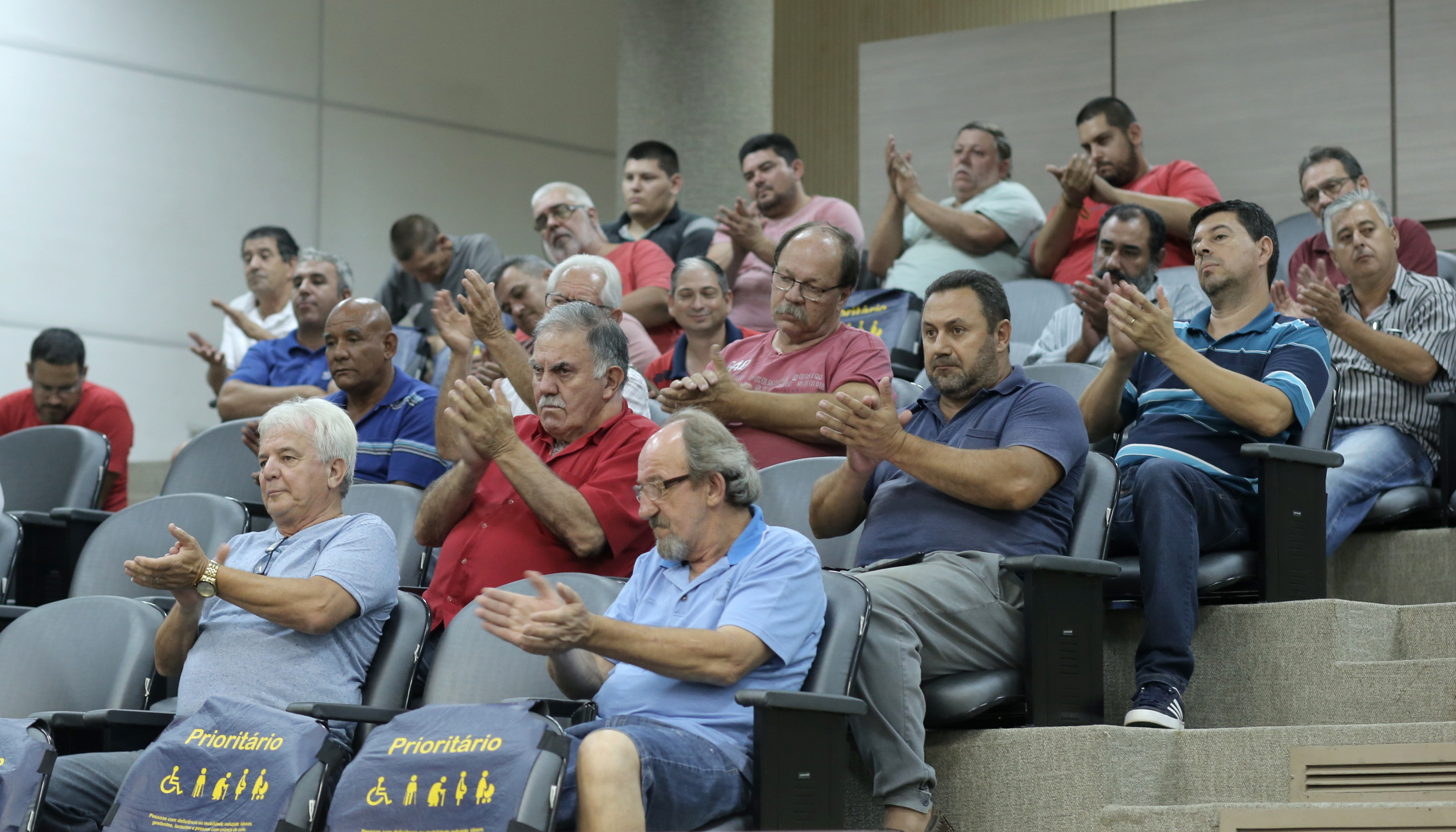 Legislativo aprova regulamentação de transportes por aplicativo