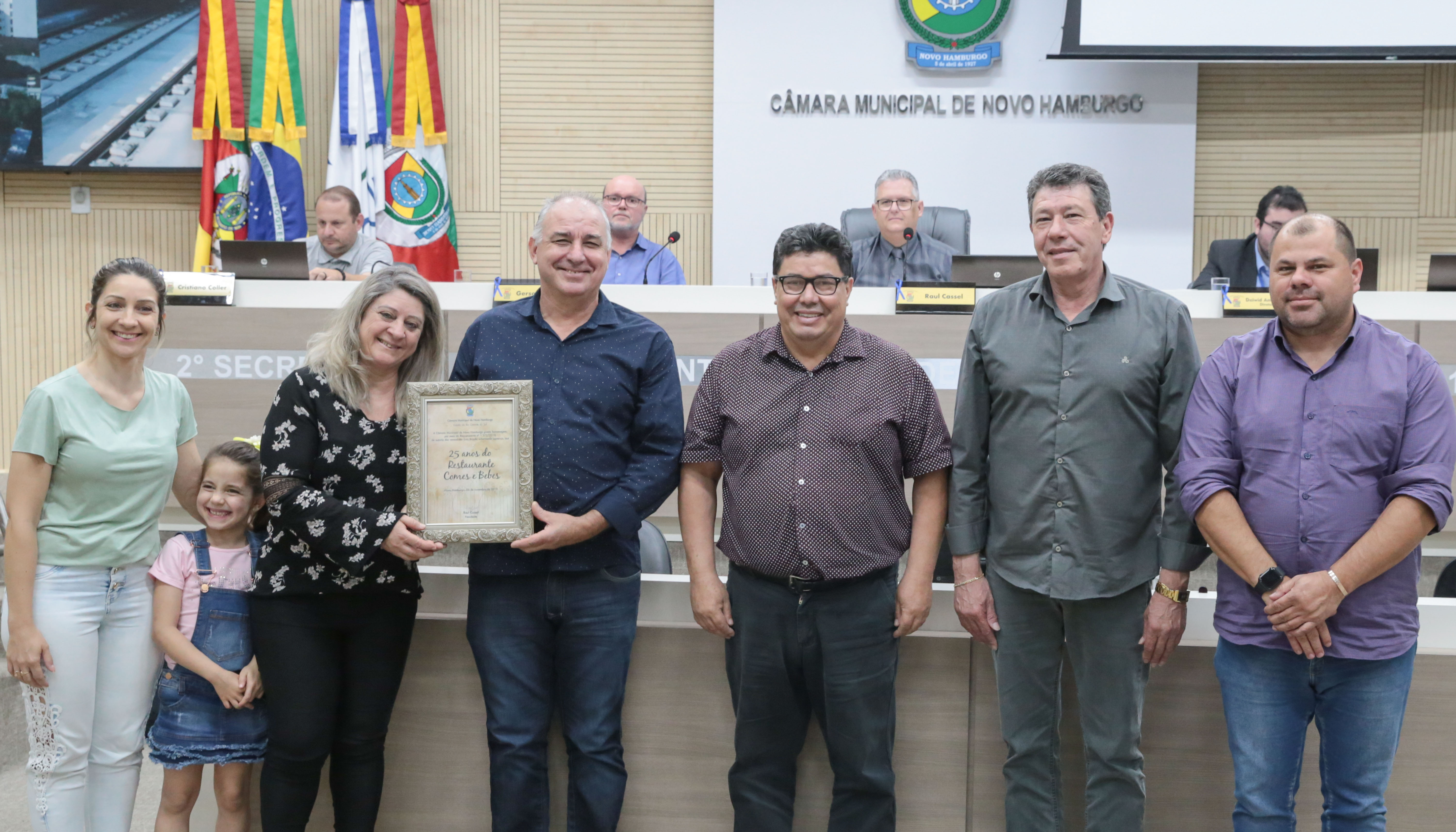 Legislativo homenageia os 25 anos do Restaurante Comes e Bebes