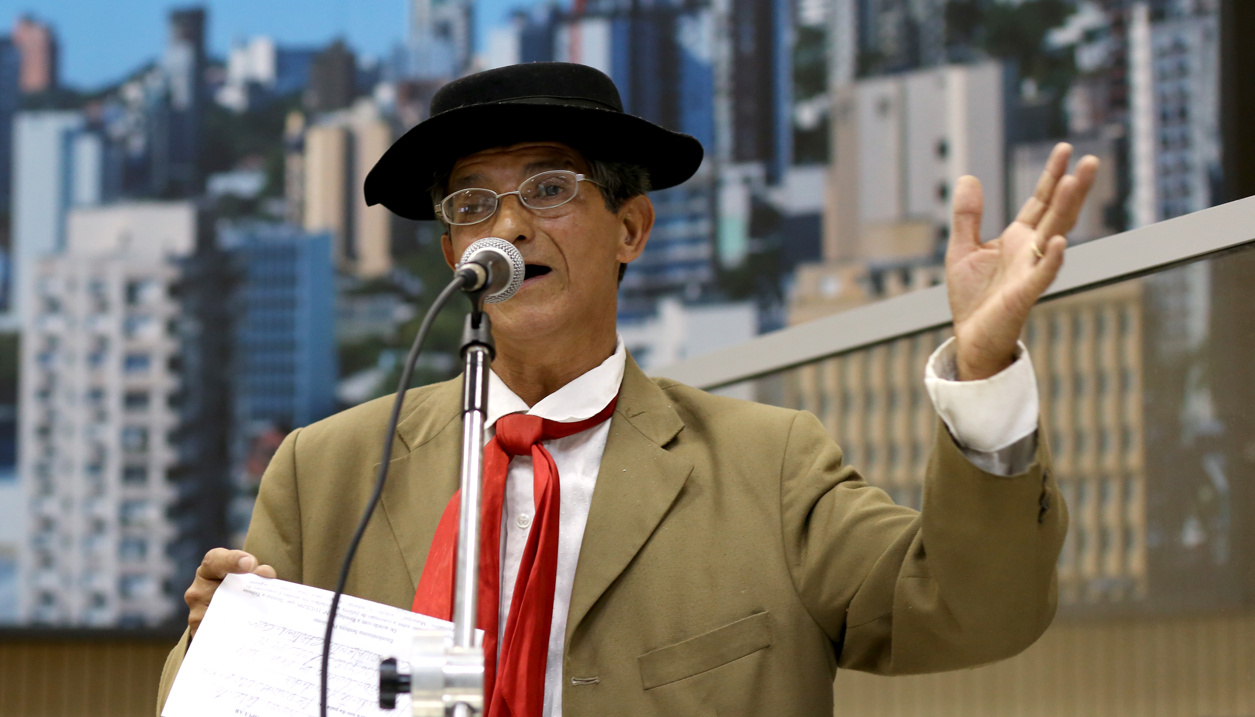 Líder comunitário apresenta atividades realizadas