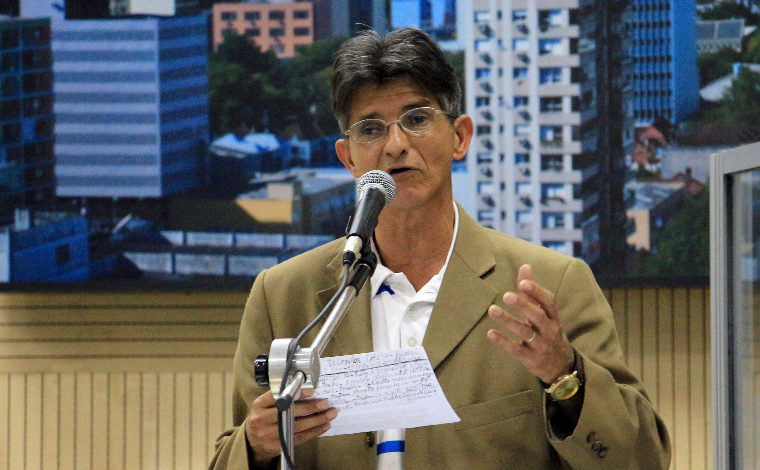 Líder comunitário ocupa Tribuna Popular