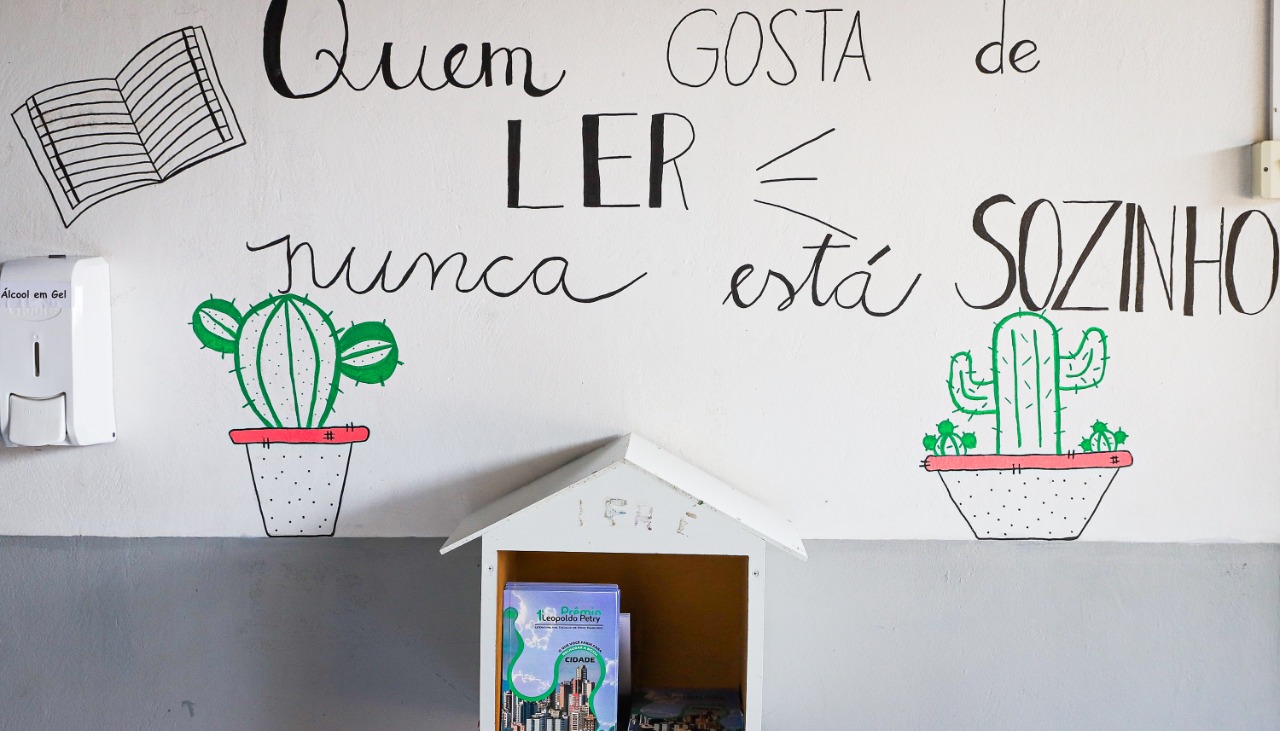 Livro com as 90 melhores redações do Prêmio Leopoldo Petry é entregue para escolas de Novo Hamburgo