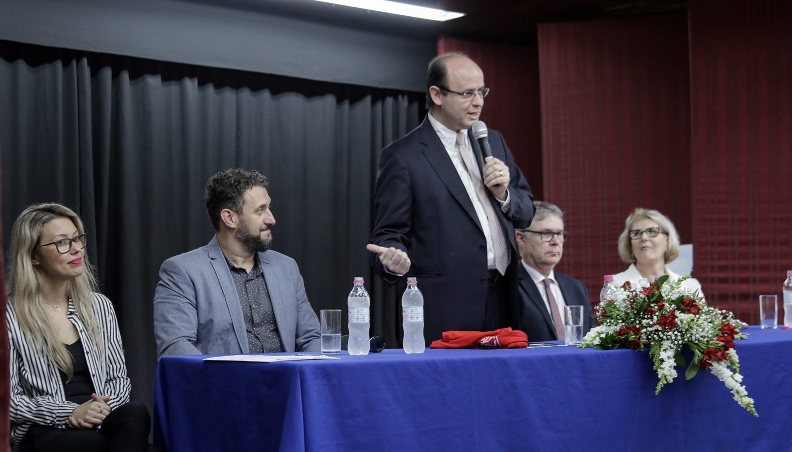 Ministro da Educação recebe homenagem do Colégio 25 de Julho