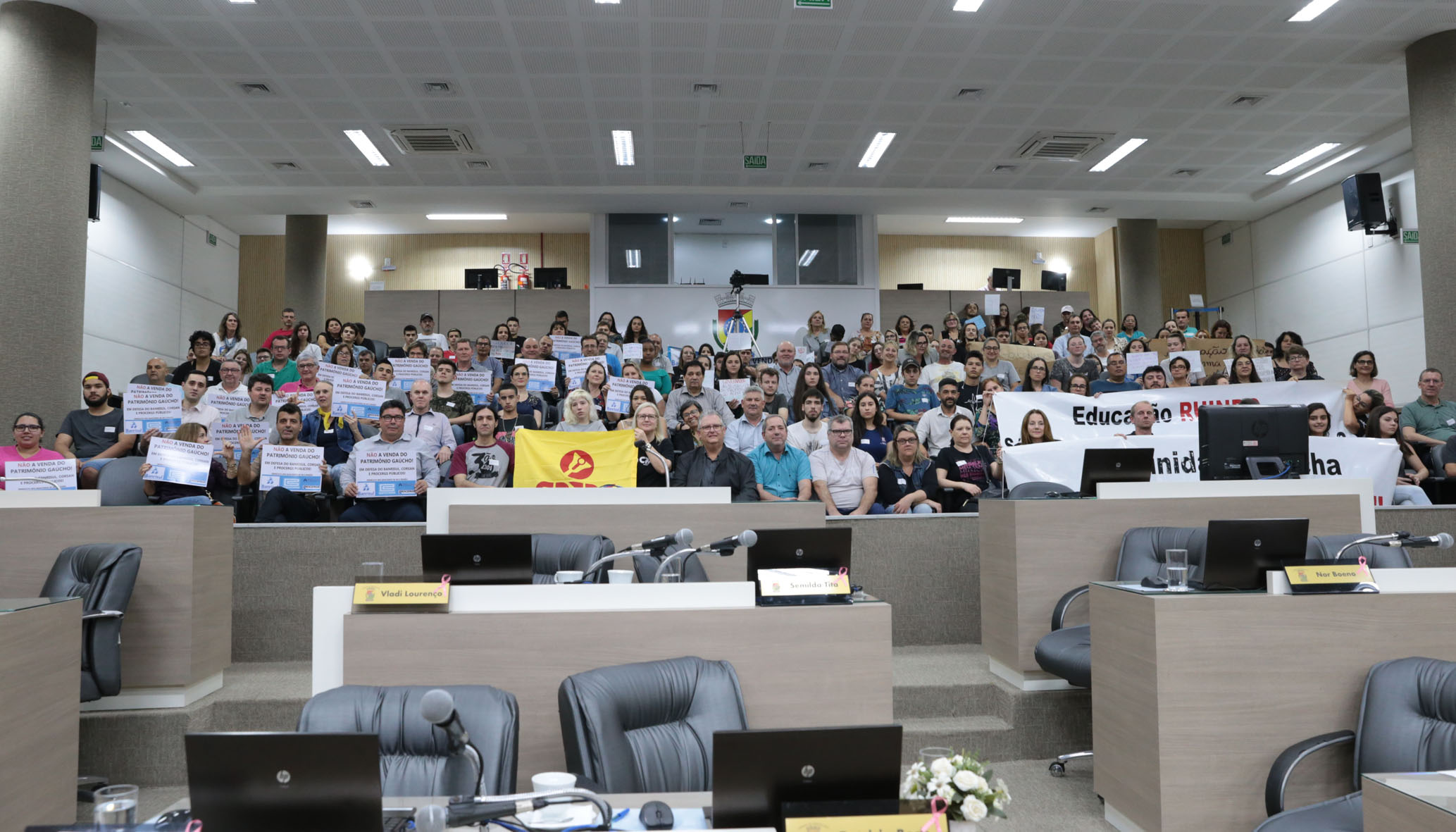 Moção manifesta apoio à educação pública e aos direitos trabalhistas dos profissionais da educação