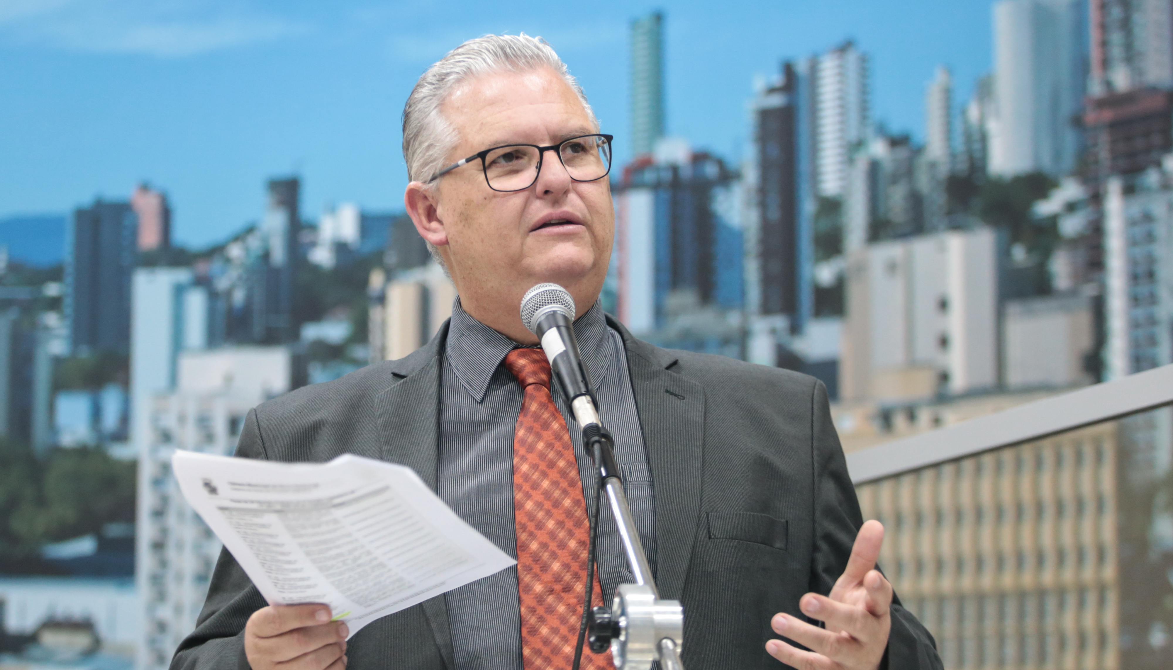 Moção pede investigação sobre a contratação de médicos cubanos como atendentes em farmácias