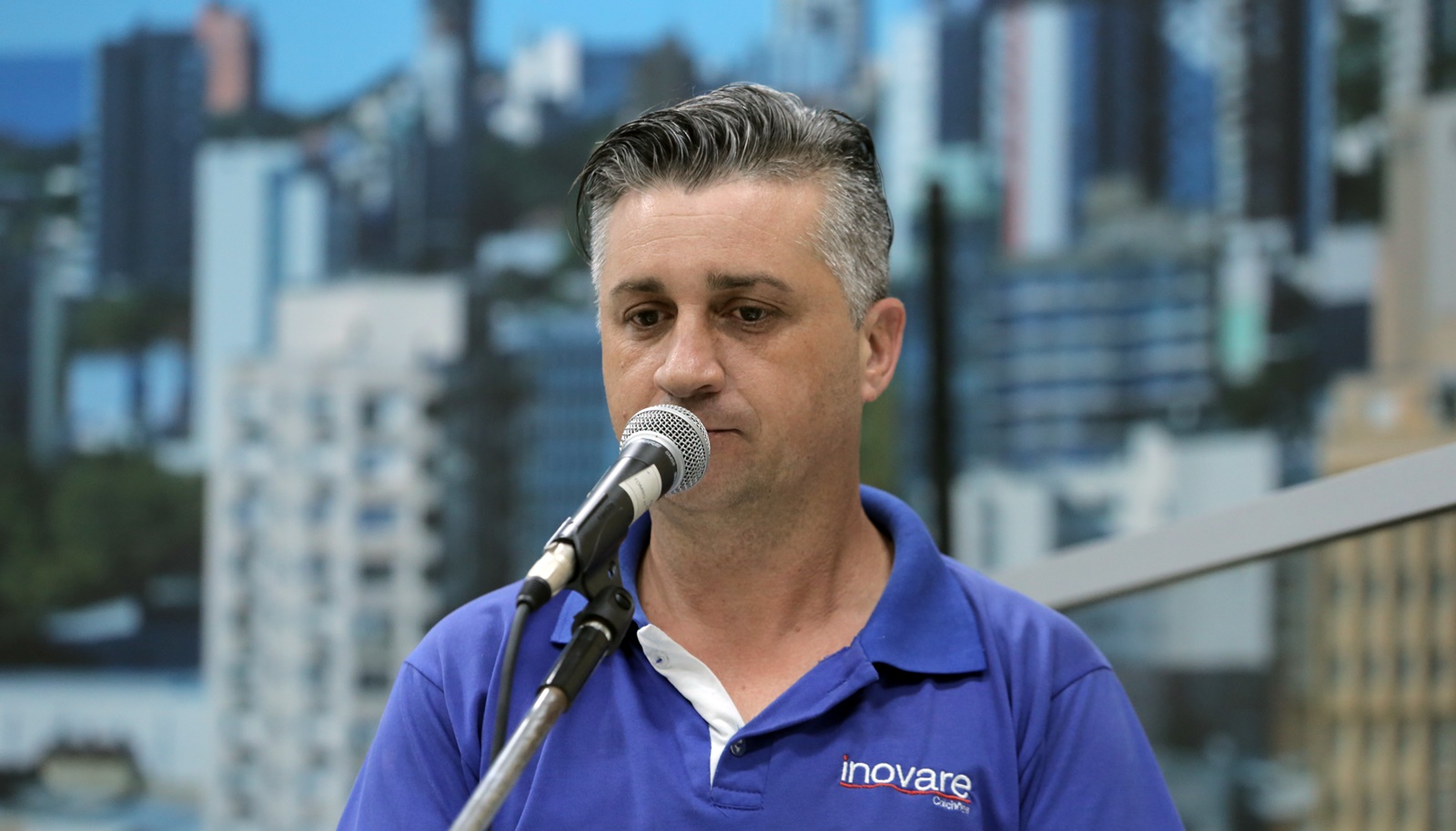 Comerciante relata agressão de agente de trânsito ao utilizar celular para registrar acidente