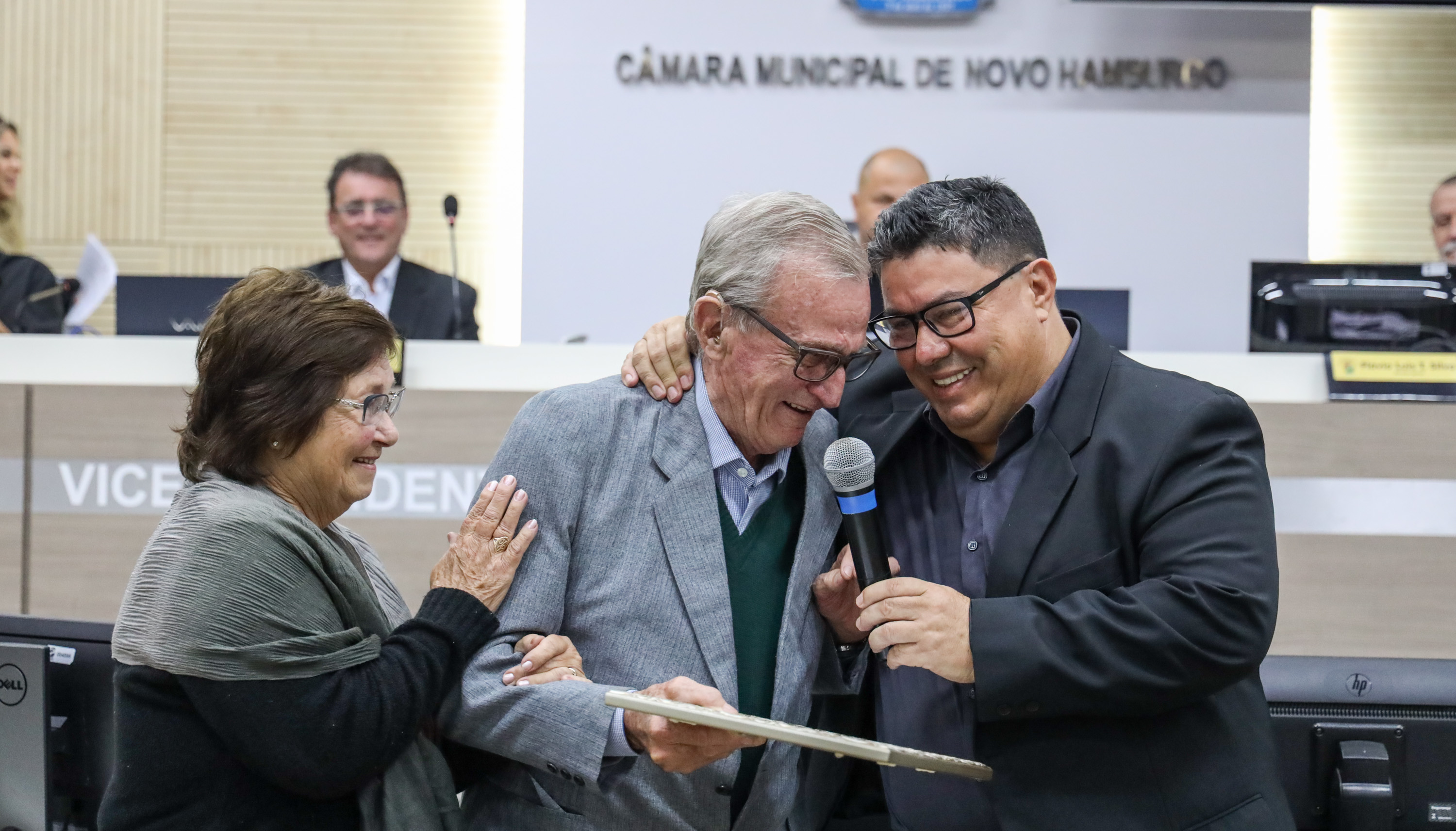 Móveis Veneza recebe homenagem da Câmara por seus 60 anos de fundação