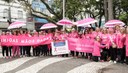 Na luta contra o câncer de mama, mulheres emocionam ao percorrer as ruas de Novo Hamburgo