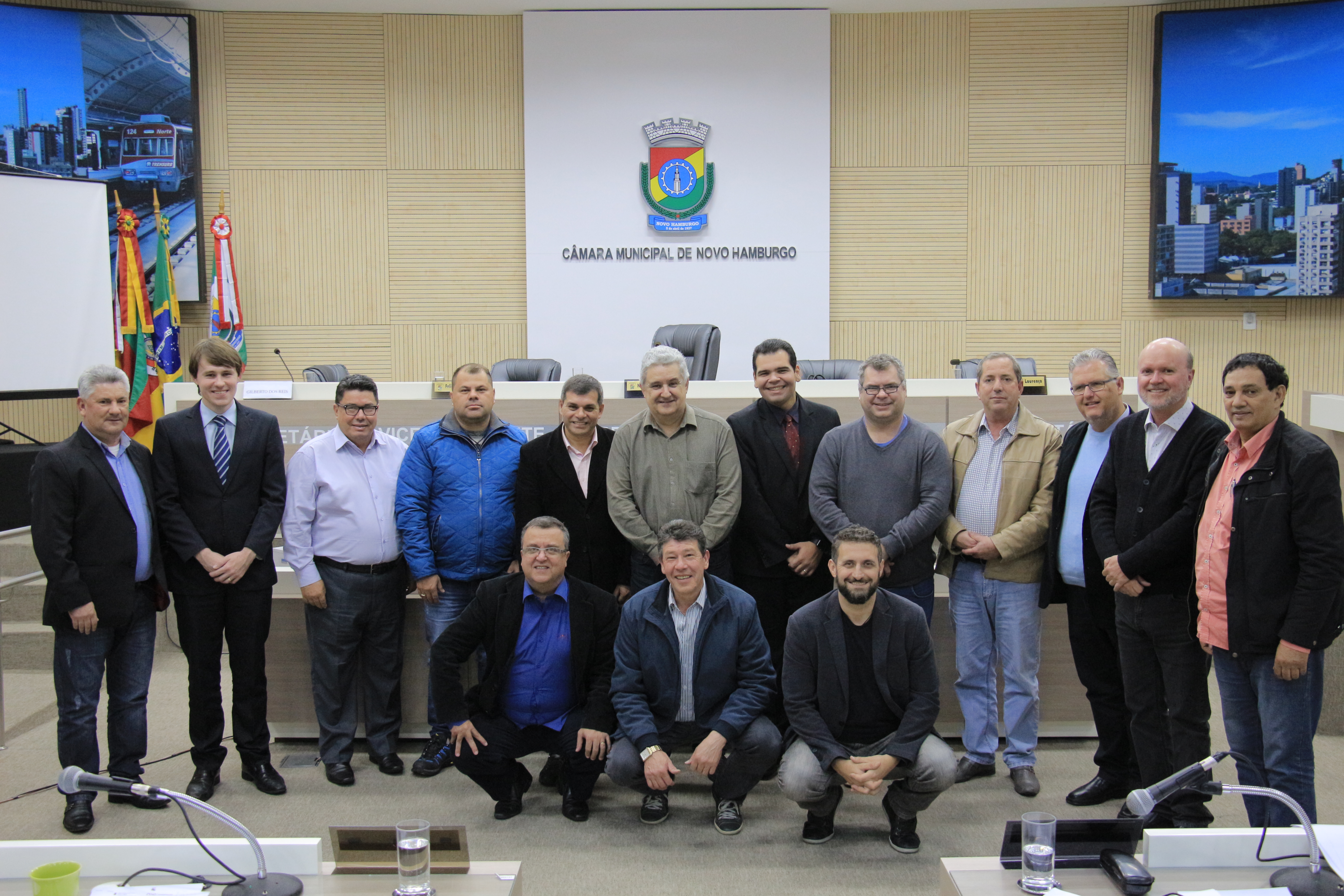 O servidor Nilo Lobo é homenageado pelos 17 anos de atividades na Câmara