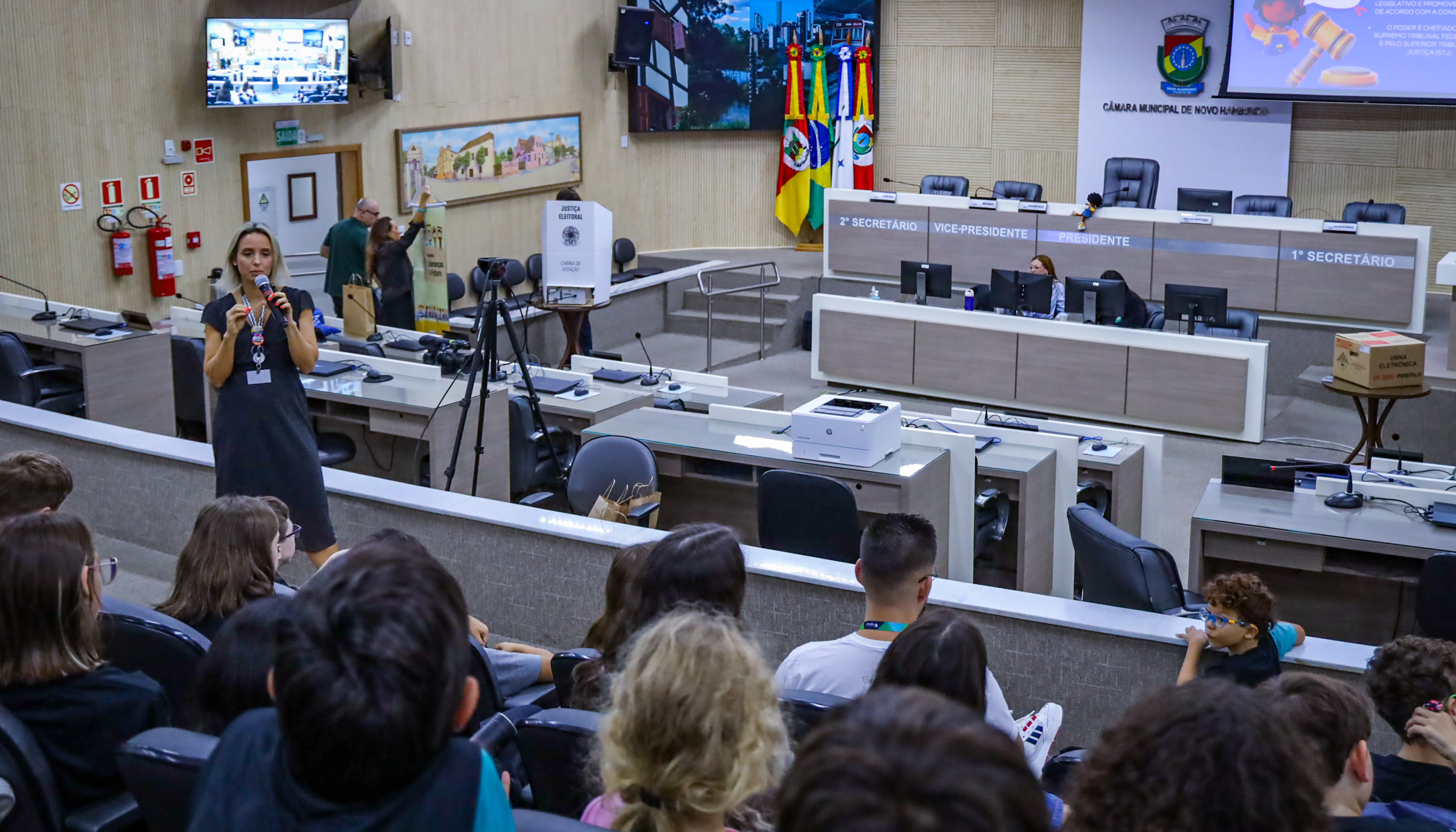 Palestra com alunos da Feevale dá início à 5ª edição do Vereador Mirim