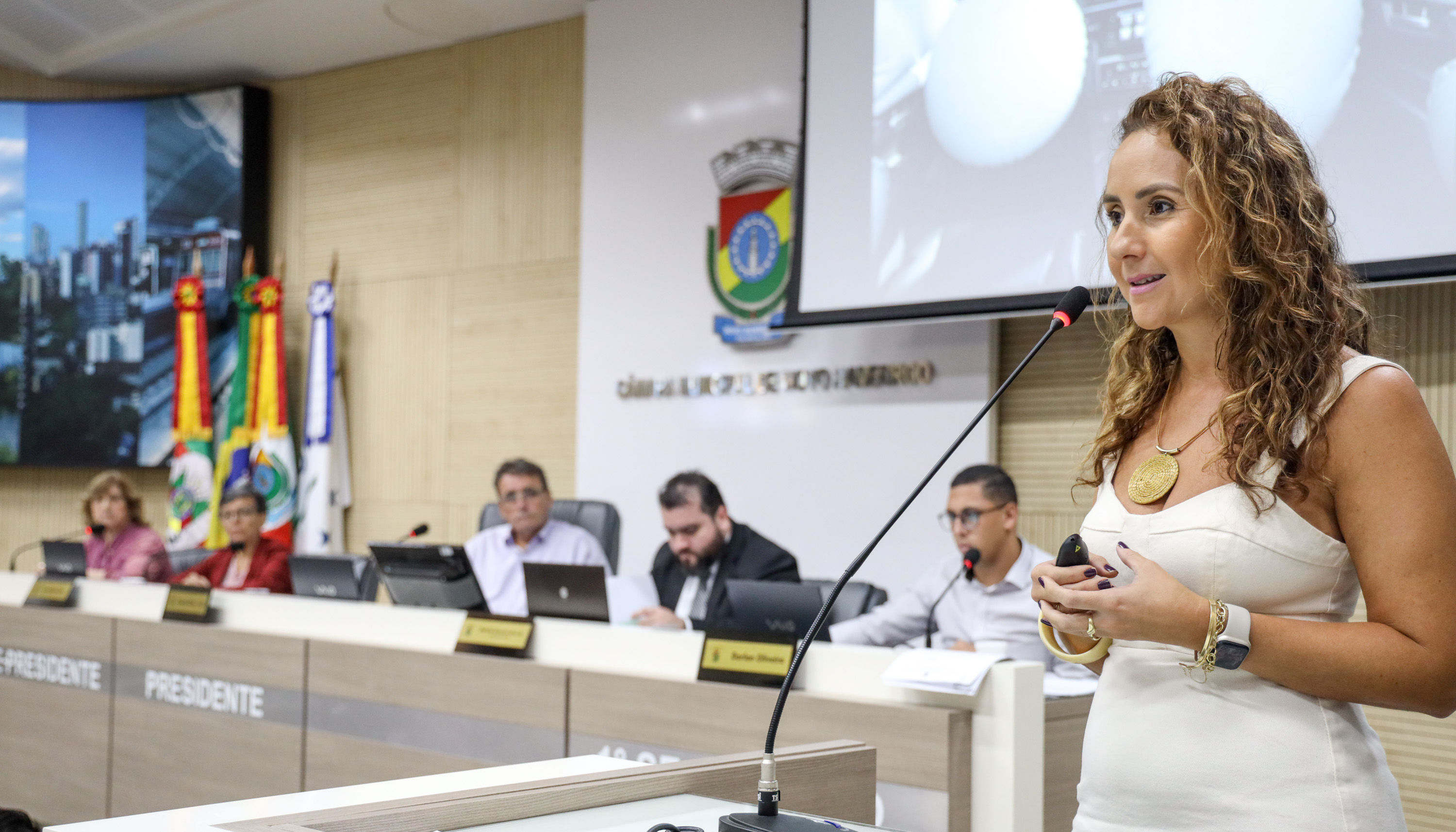 Palestrante destaca a importância da participação feminina na política e nas instituições