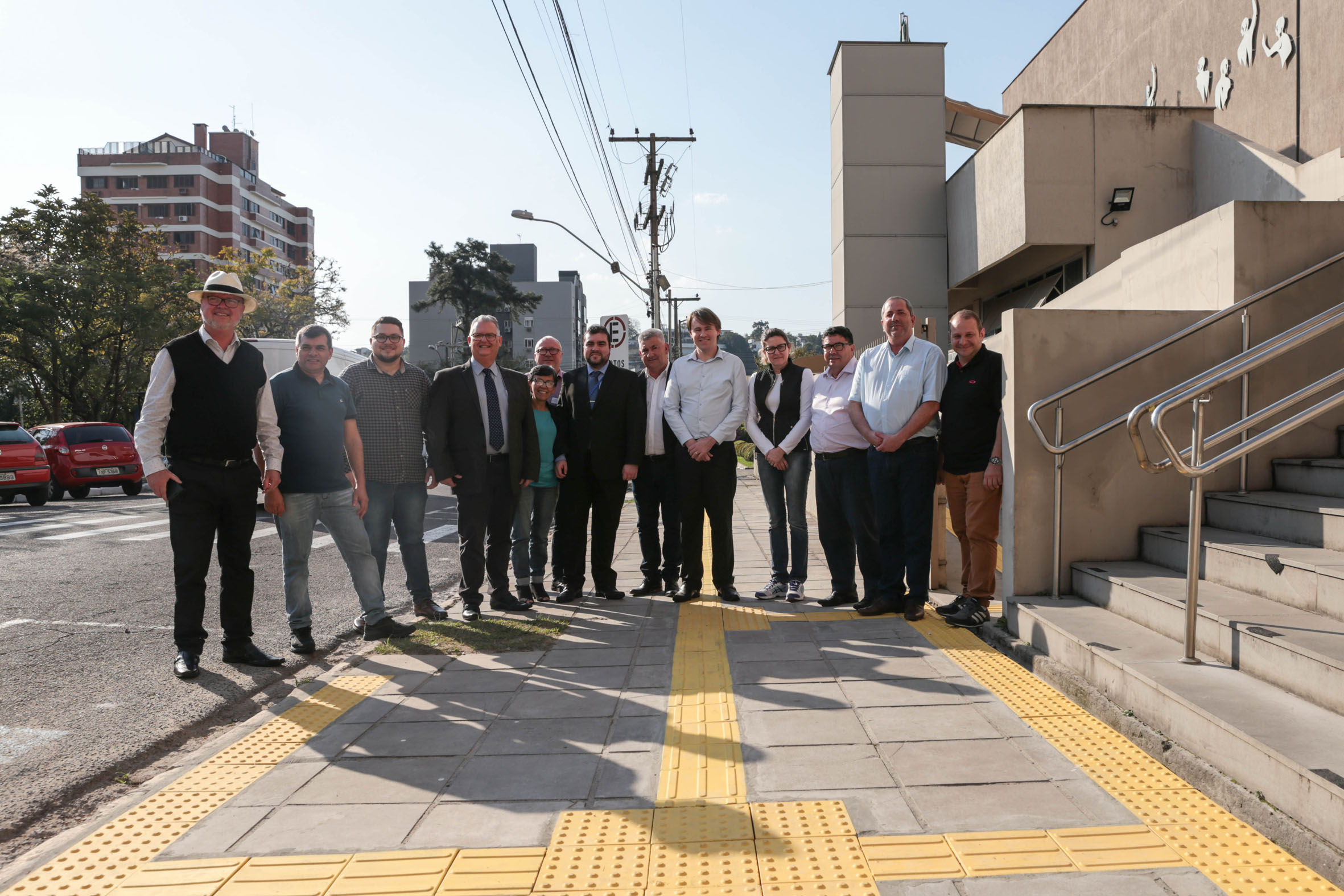 Parlamentares conferem obras que engajam a Câmara ao Projeto Calçada Legal