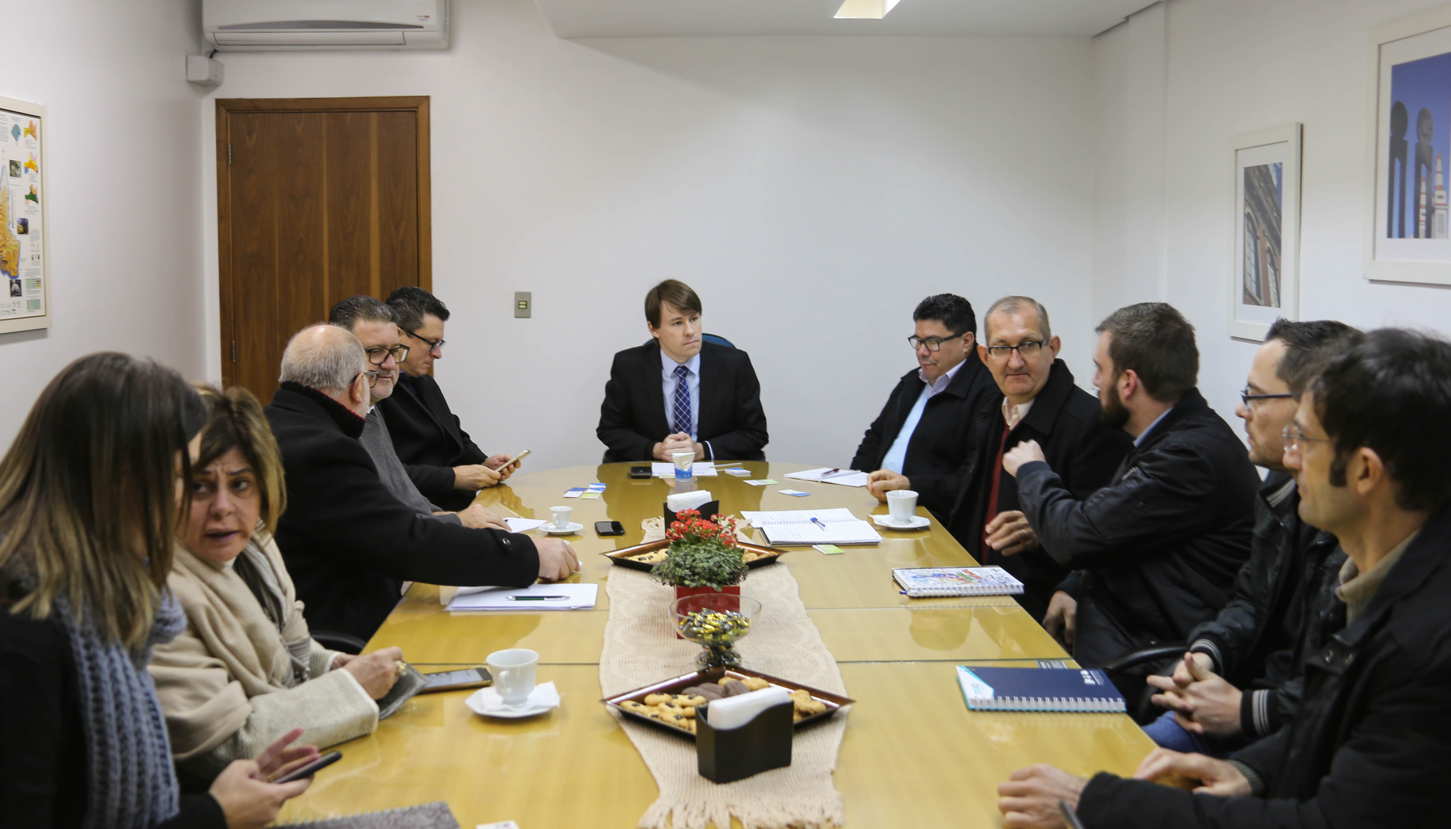 Parlamentares reúnem-se com representantes do setor privado para planejar seminário sobre desenvolvimento econômico 