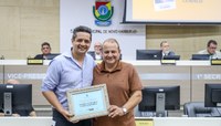 Patric Linhares recebe homenagem pelos 15 anos de seu salão de beleza