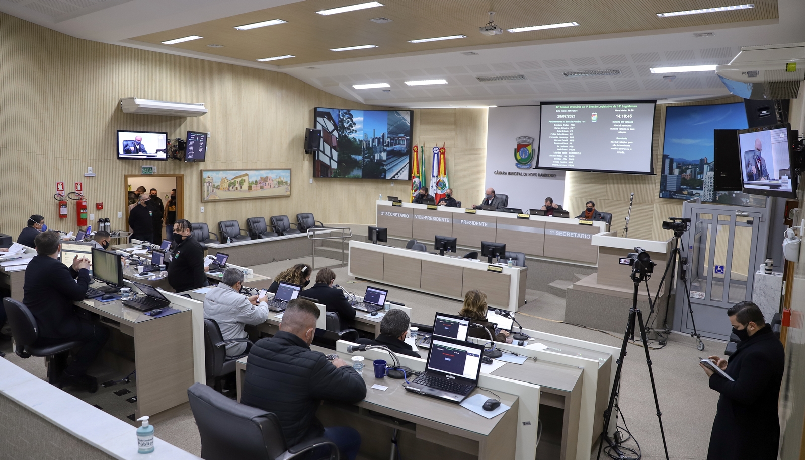 Plenário rejeita revisão de lei que obriga placas de identificação em obras públicas