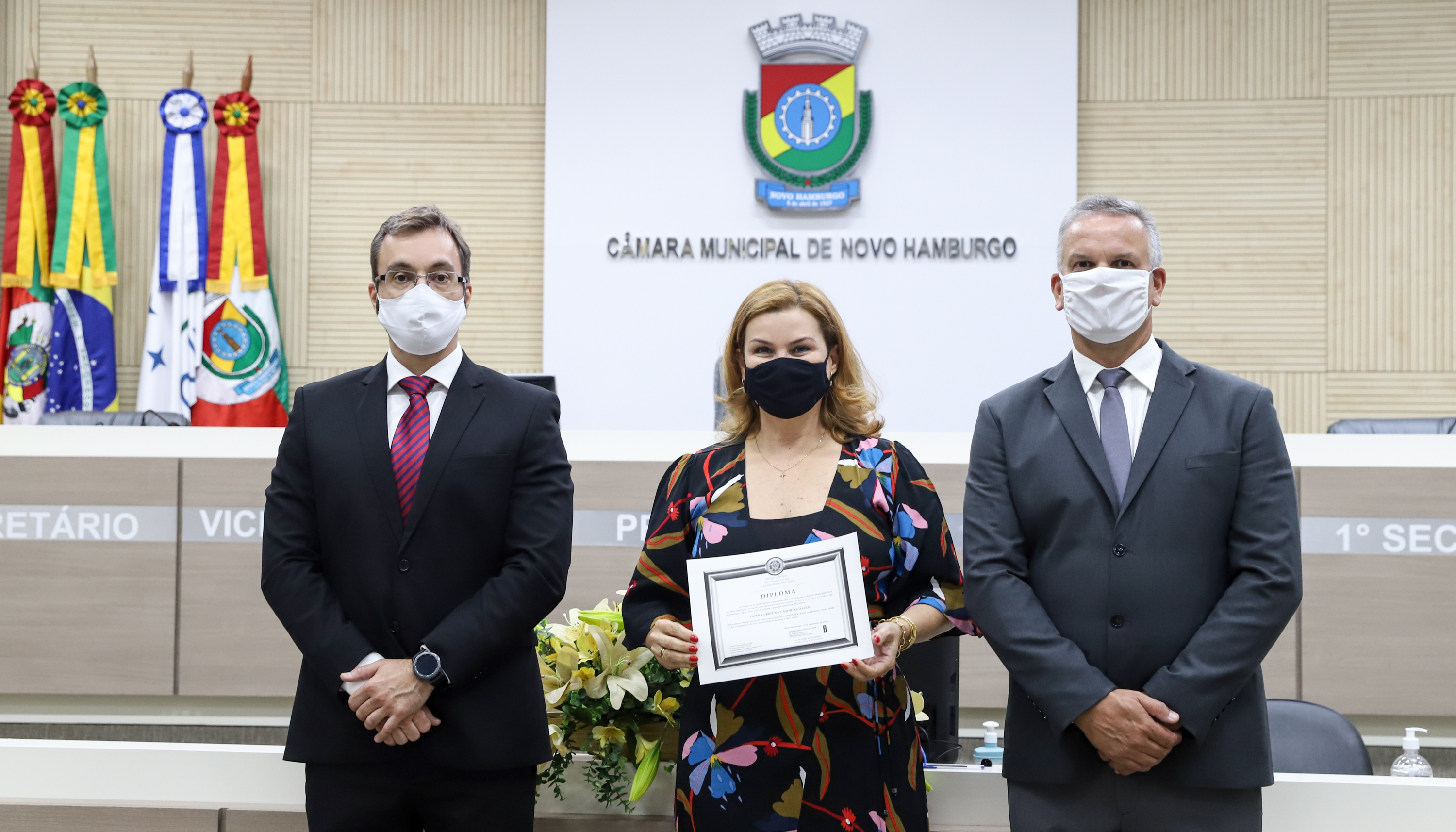 Prefeita e novos vereadores são diplomados no Plenário da Câmara