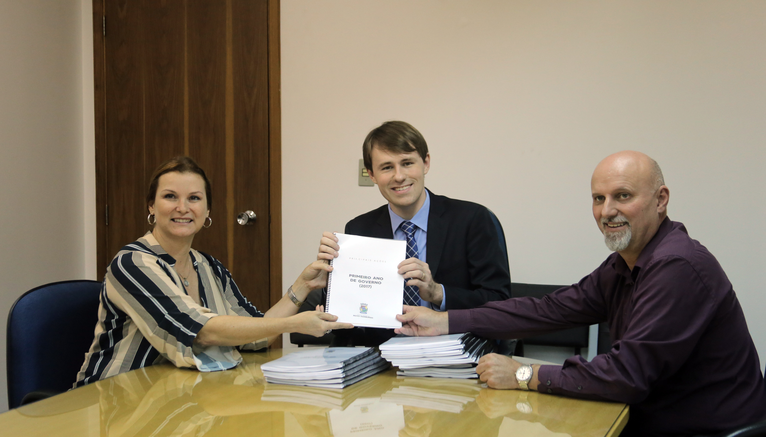 Prefeita entrega prestação de contas de 2017