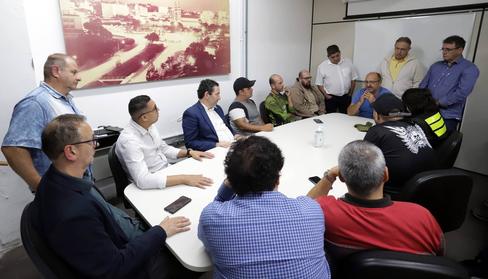Prefeitura se compromete a viabilizar curso de motofretista junto aos CFCs