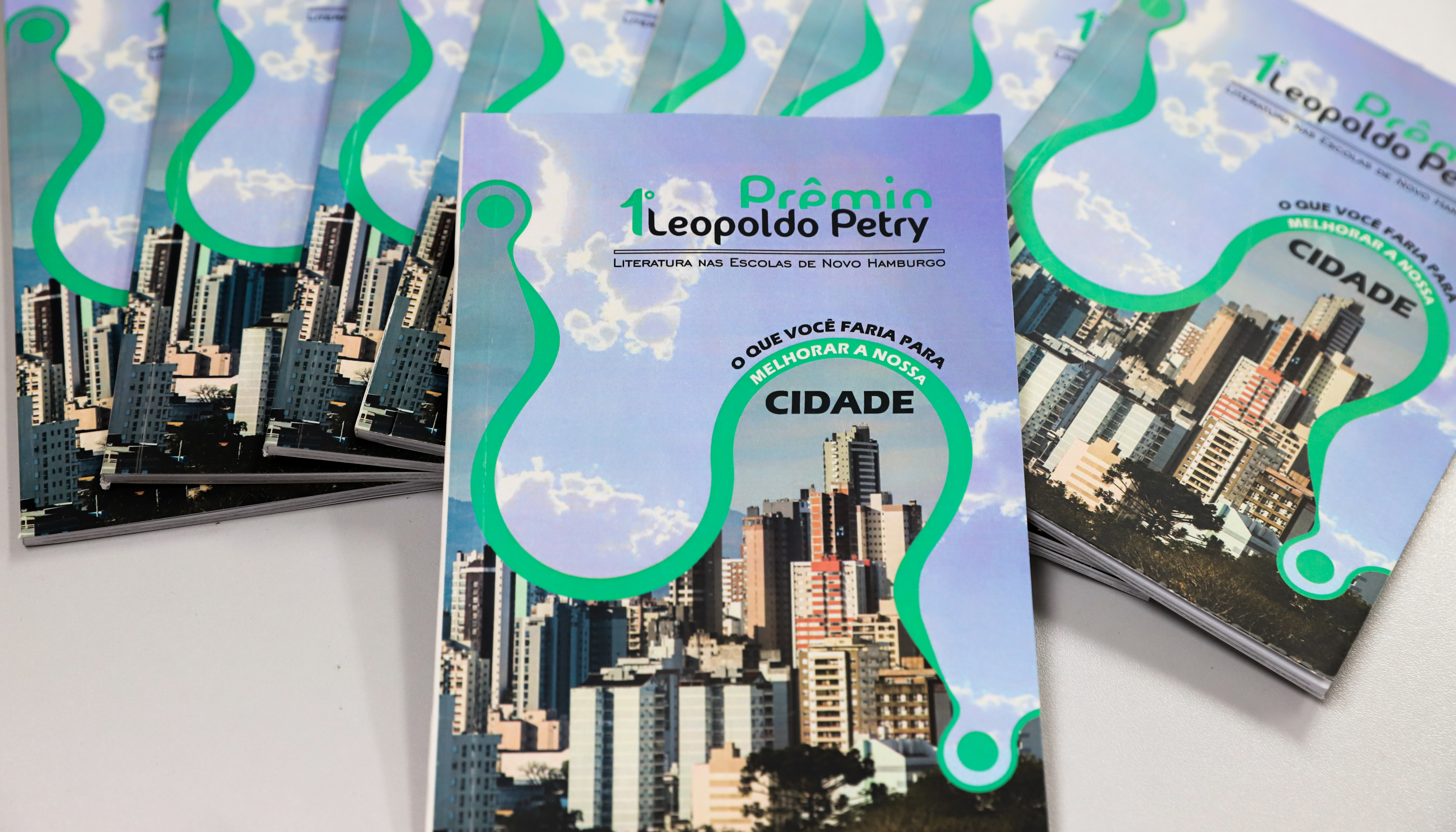 Prêmio de Literatura promovido pela Câmara resulta em livro com melhores redações