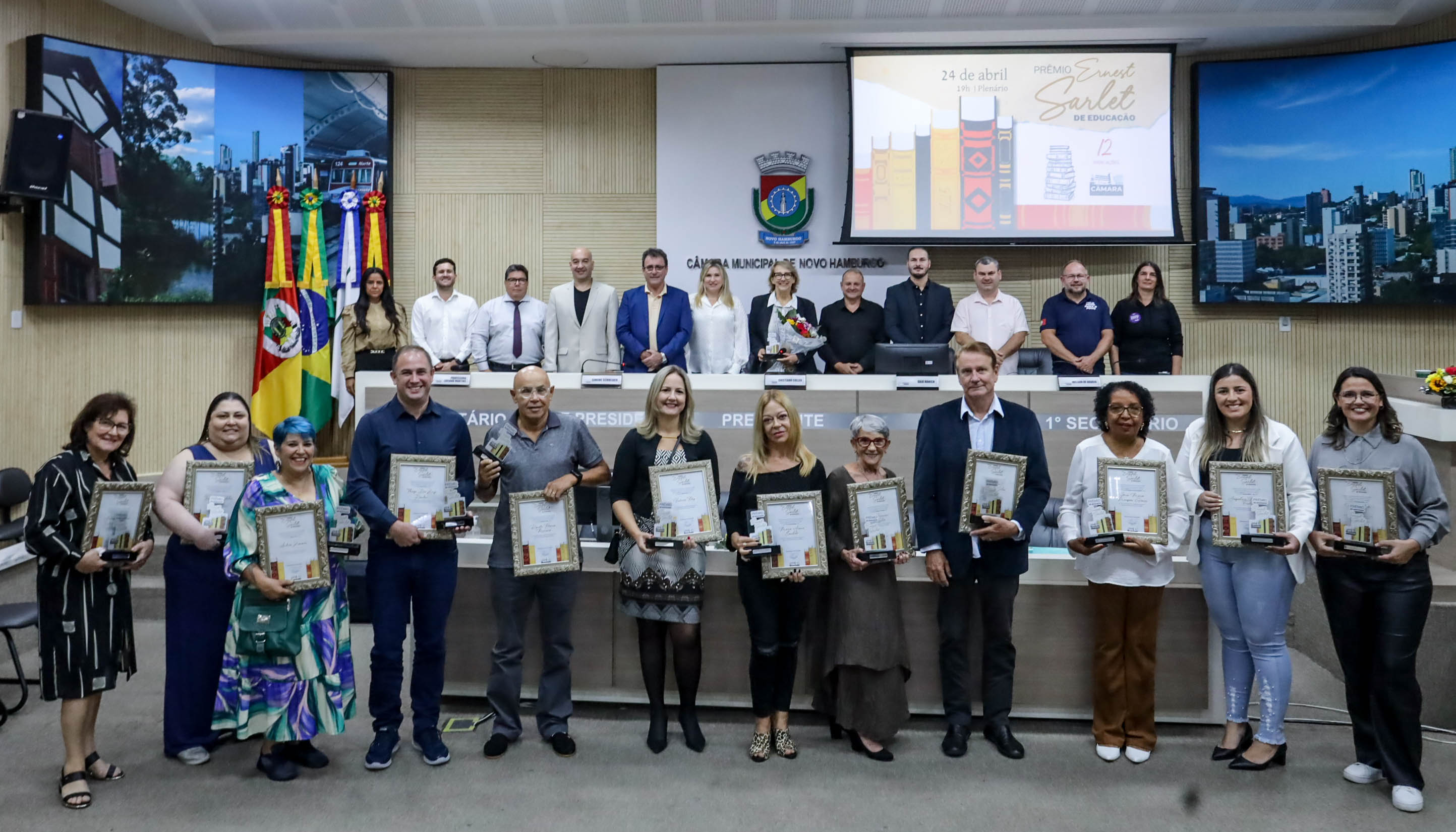 Prêmio Ernest Sarlet de Educação condecora 12 profissionais 