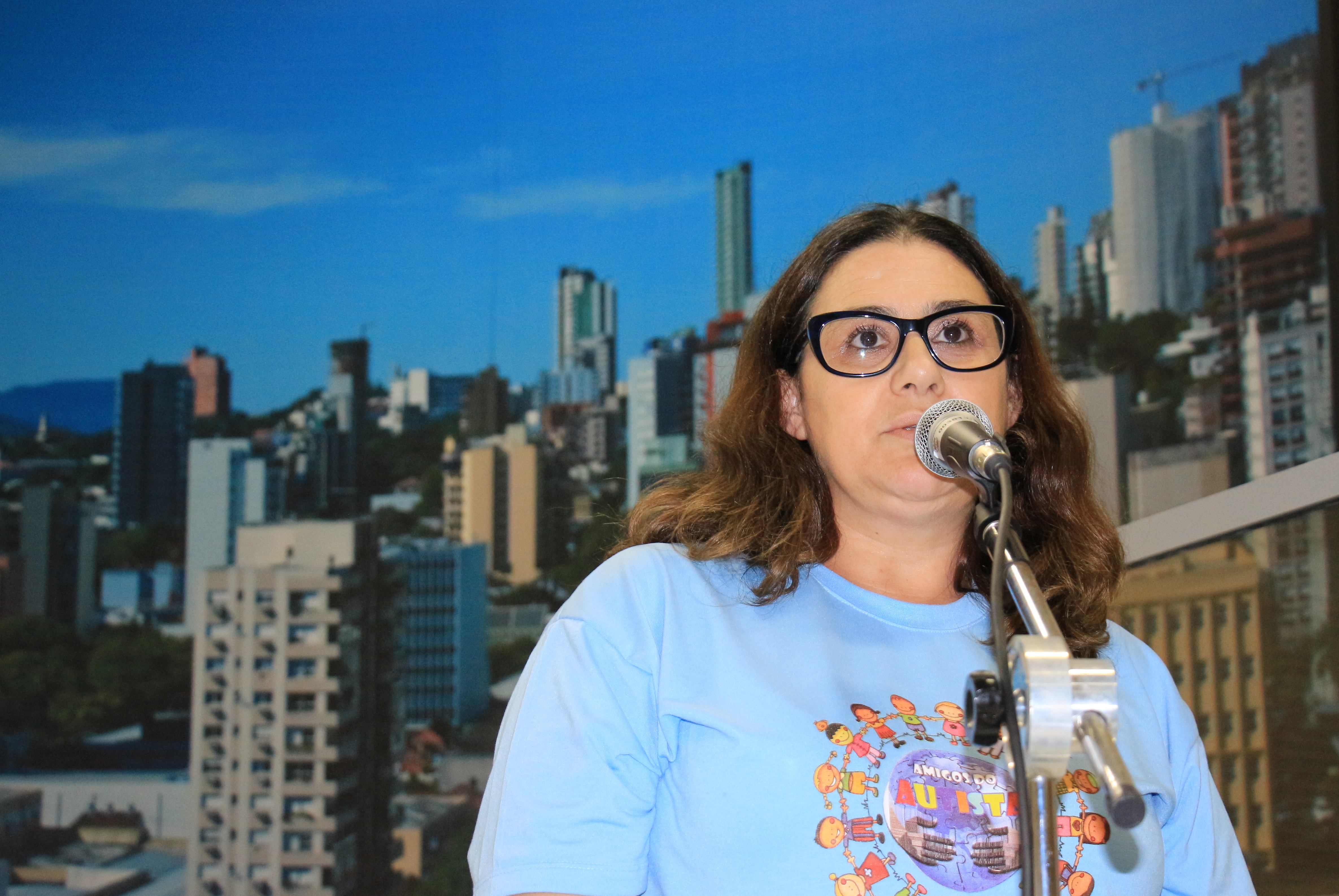 Presidente da Associação Amigos do Autista fala na Tribuna Popular