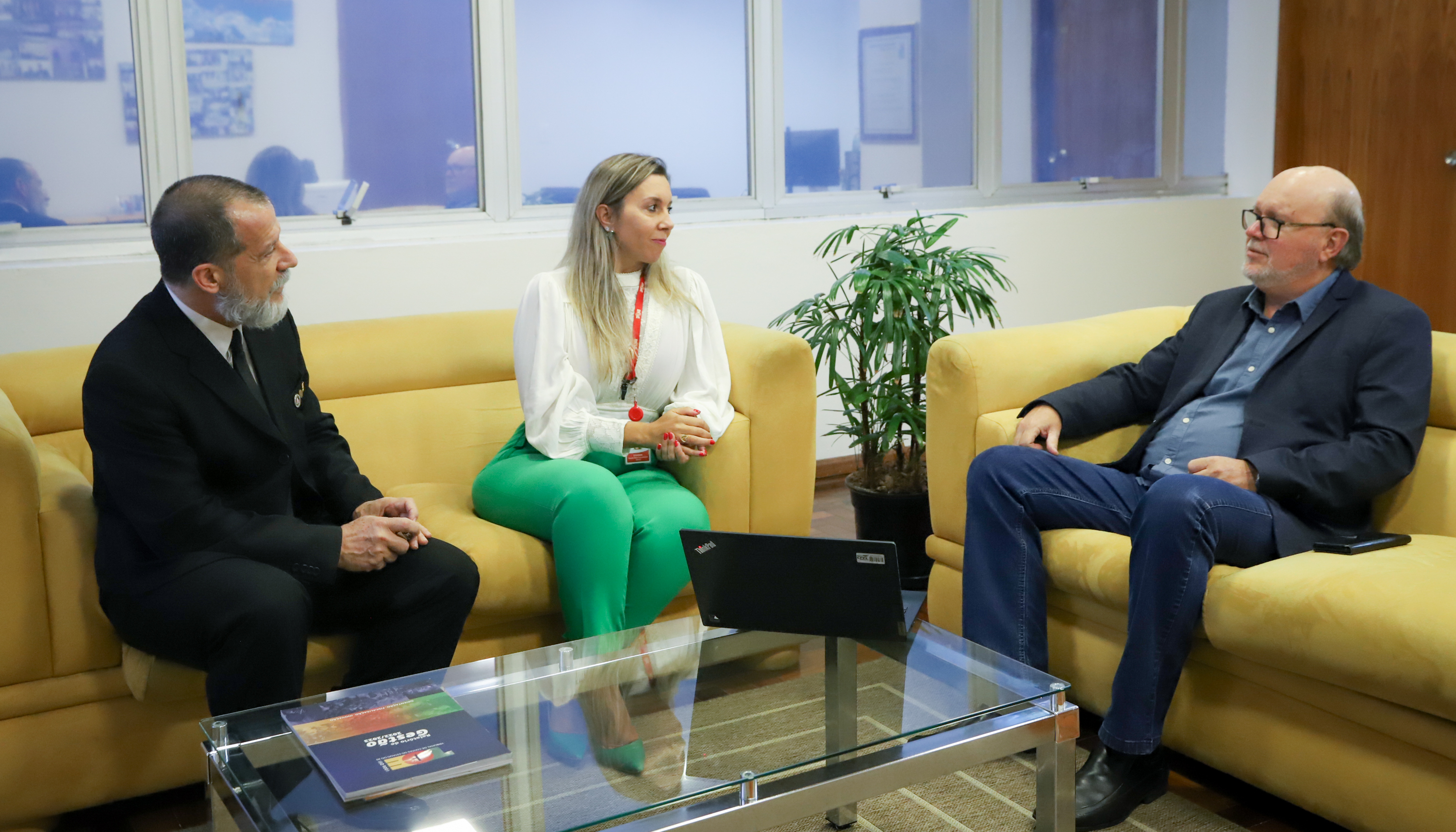 Presidente da Câmara recebe visita de representante da RGE