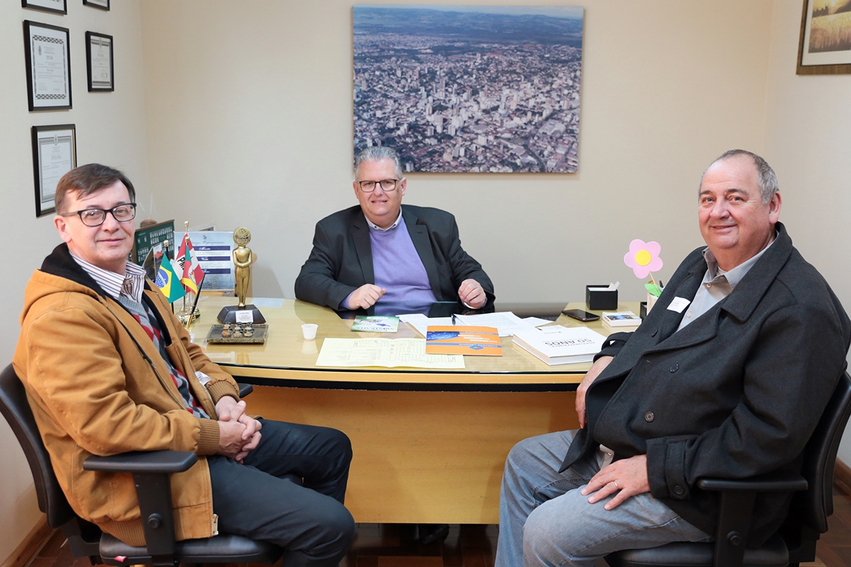 Presidente da Câmara reúne-se com representantes da Escola Liberato