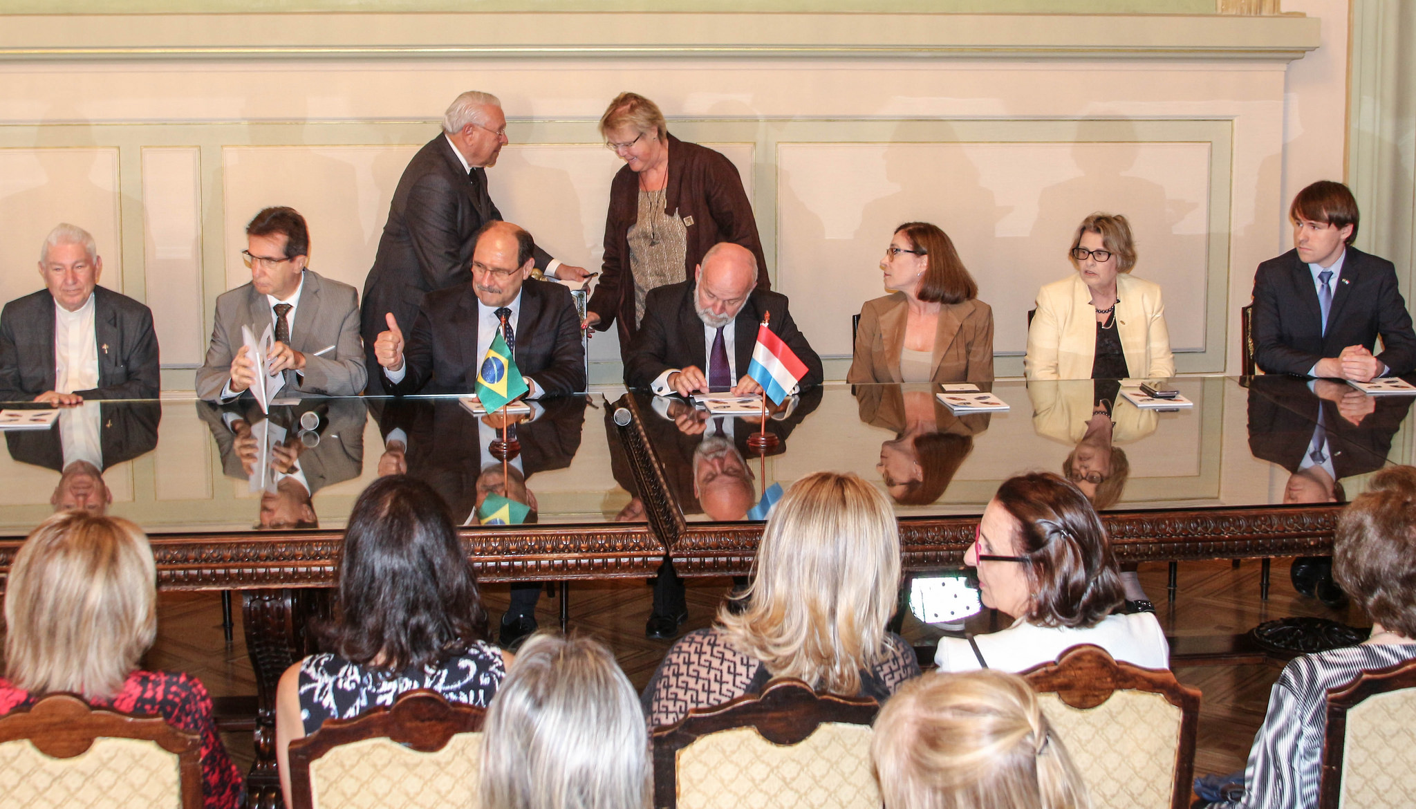 Presidente representa a Câmara em lançamento de selo Brasil-Luxemburgo no Palácio Piratini