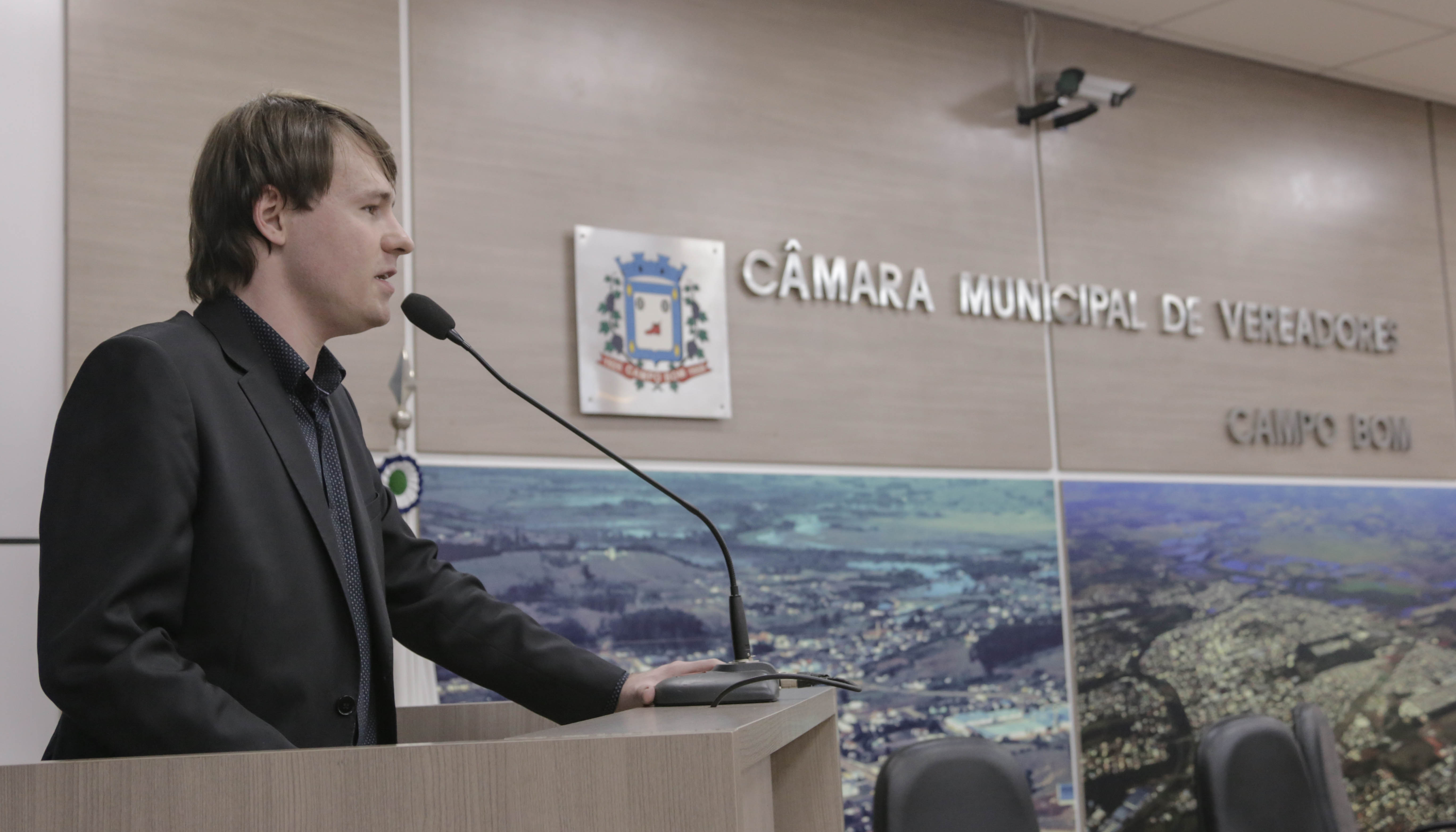 Presidente retribui visita e acompanha sessão da Câmara de Campo Bom