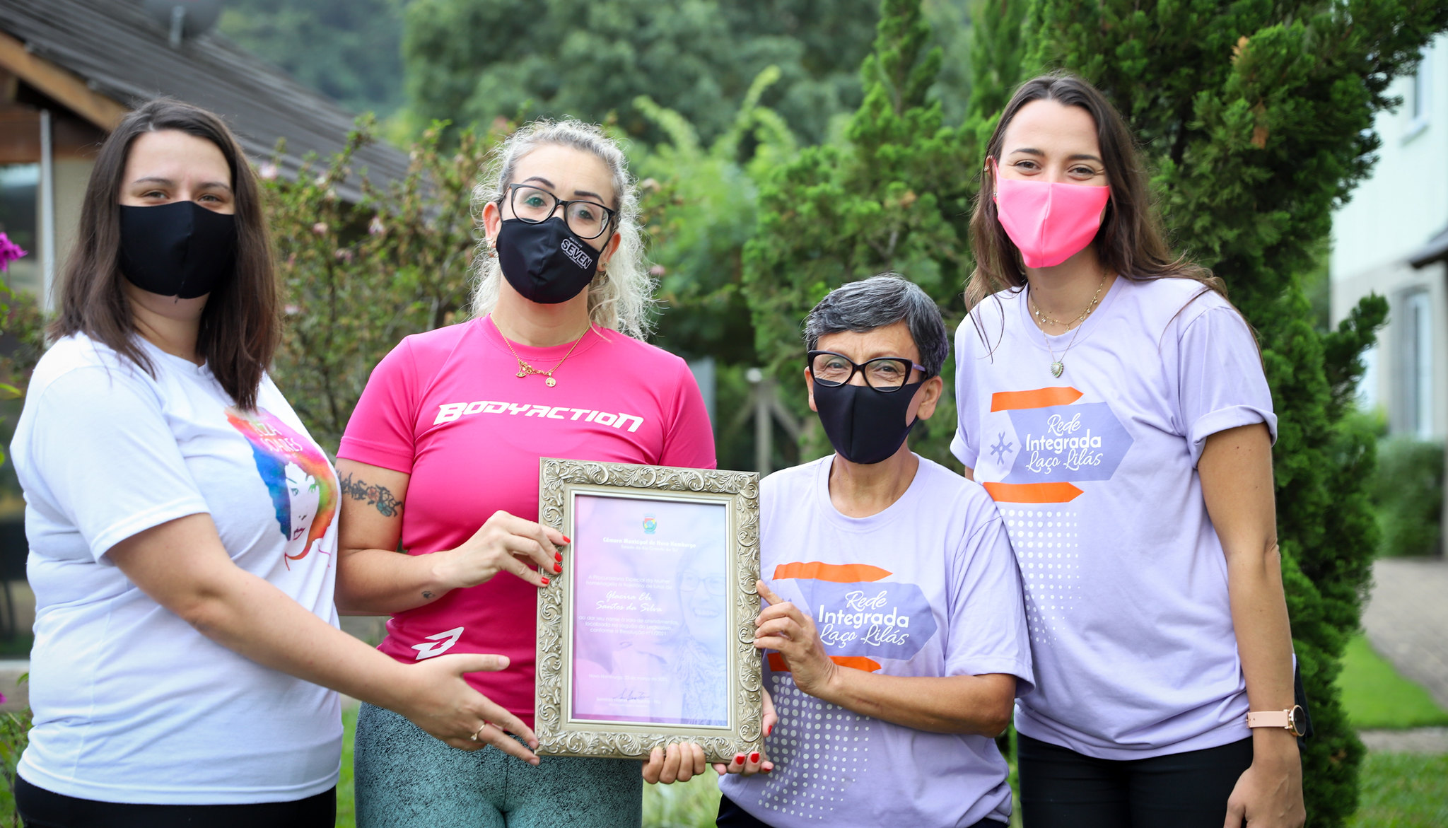 Procuradora da Mulher entrega à filha de Glacira Eli Santos da Silva homenagem do Parlamento