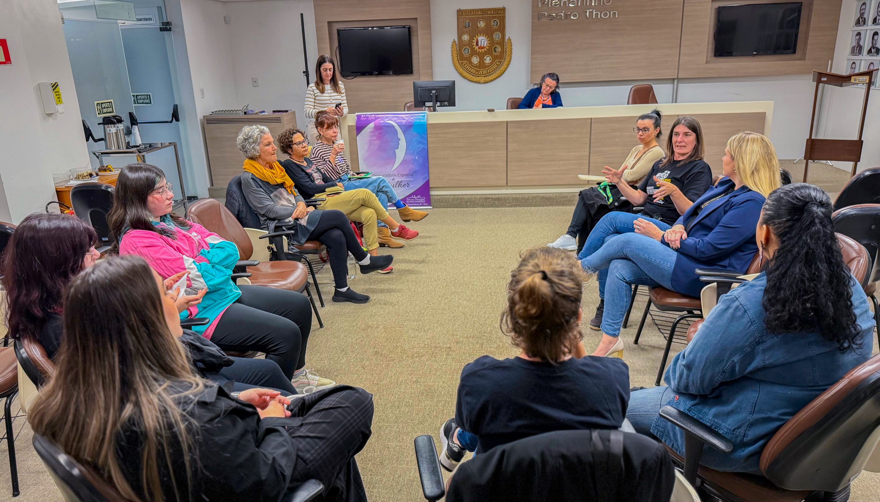 Procuradoria da Mulher realiza reunião com coletivos e movimentos femininos de Novo Hamburgo