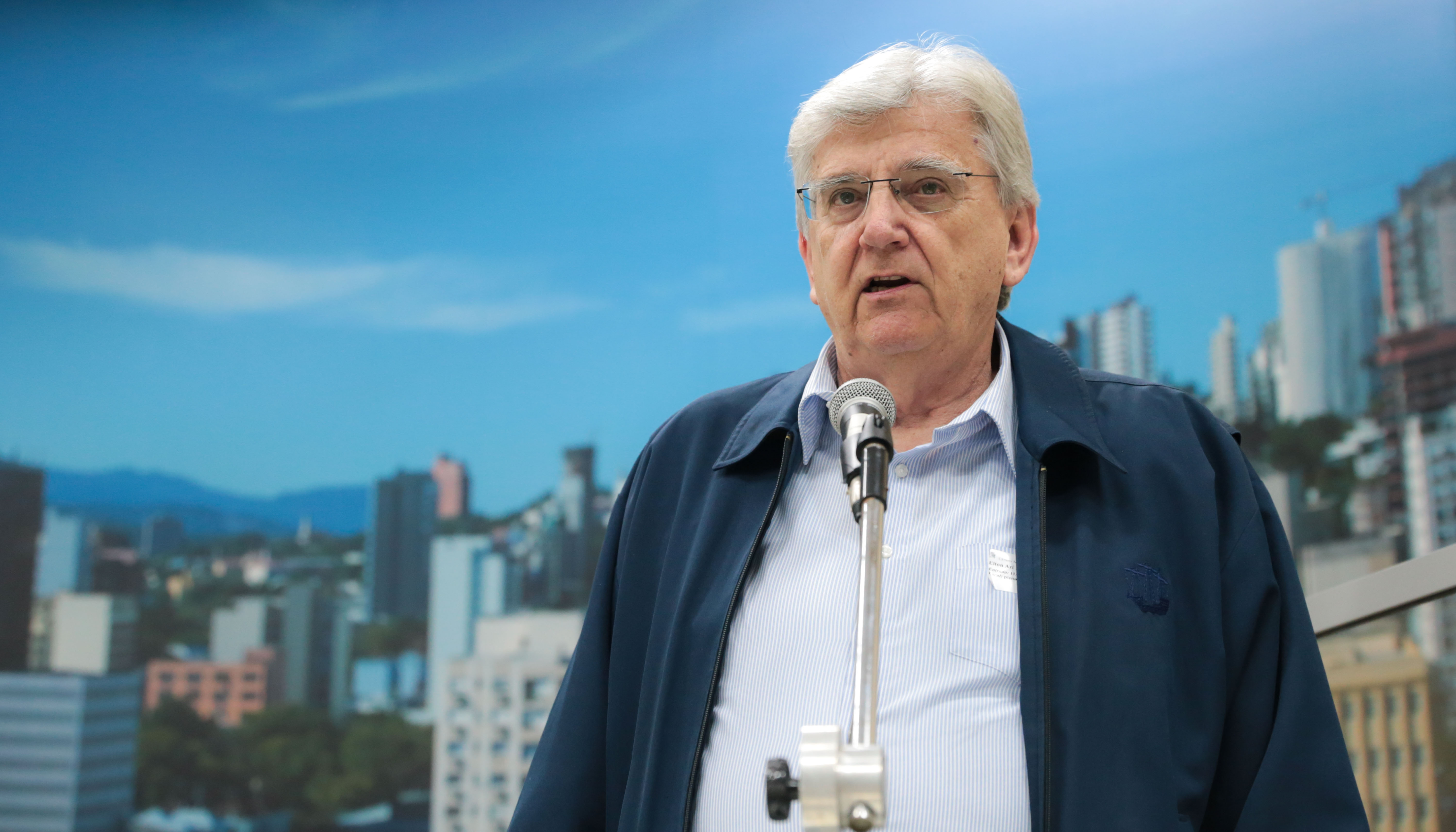 Professor divulga livro sobre importância da atuação parlamentar