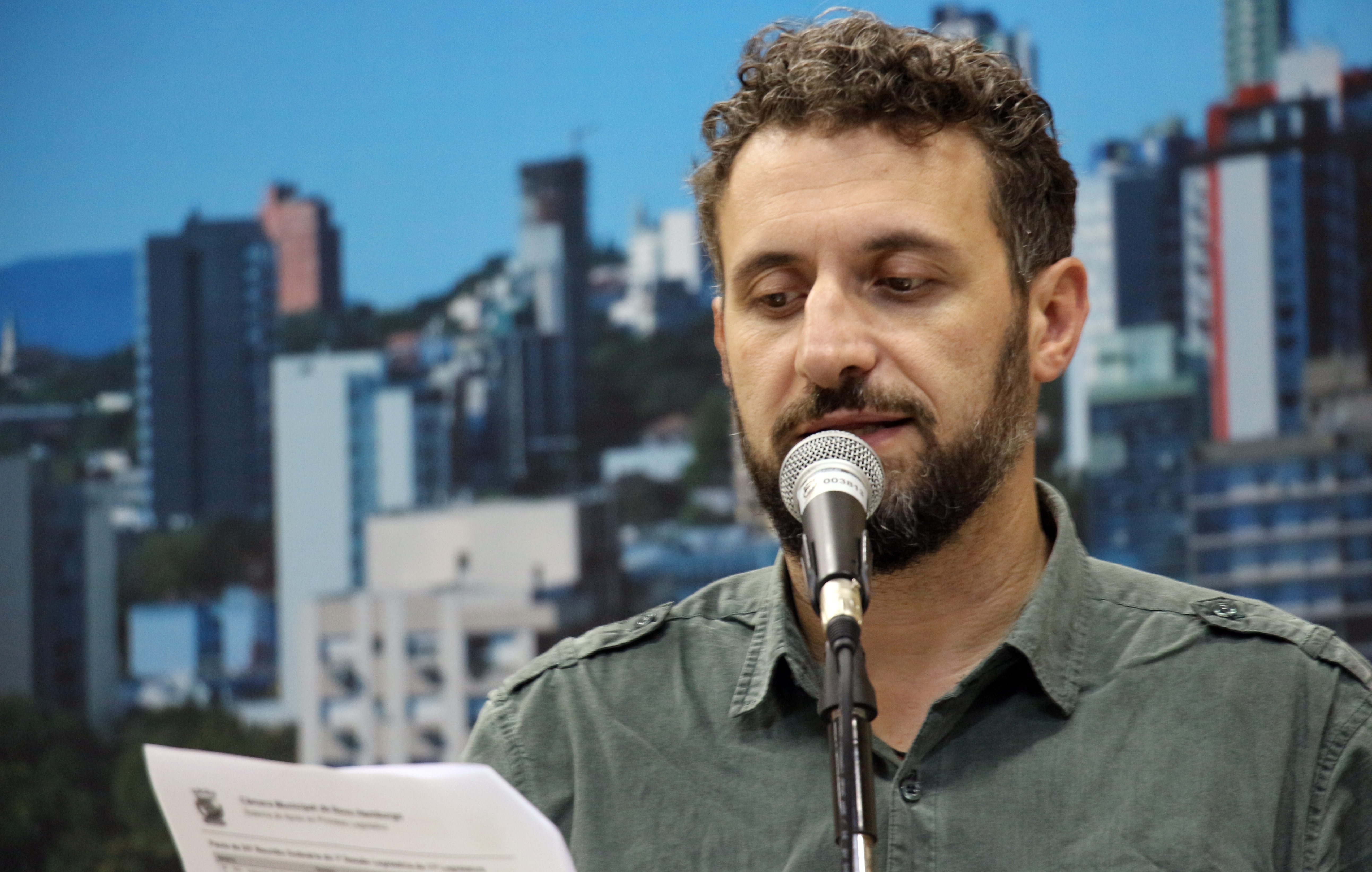 Professor Issur solicita fiscalização de veículos estacionados de forma irregular