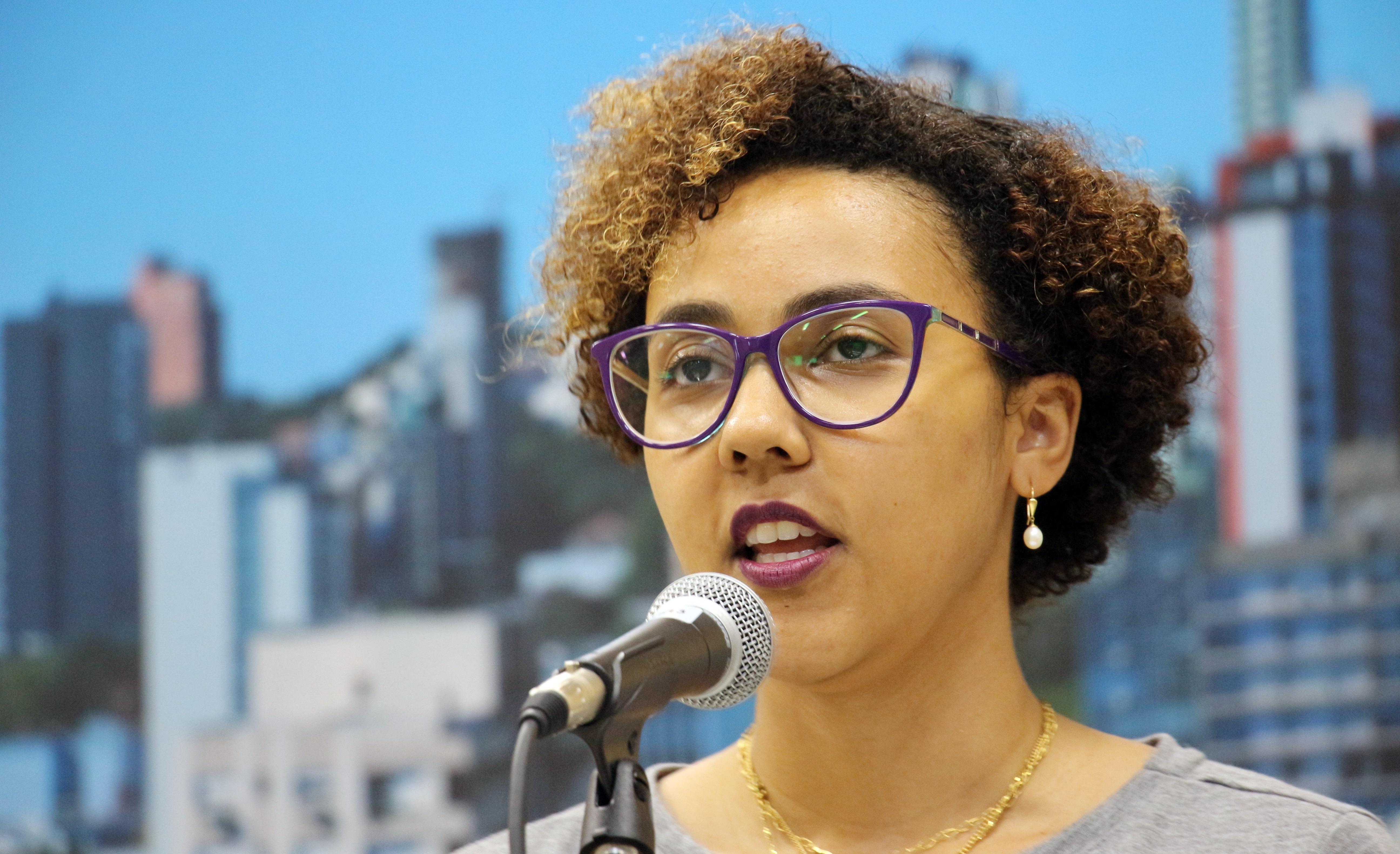 Professora da rede estadual volta a questionar parcelamento e atraso de salários