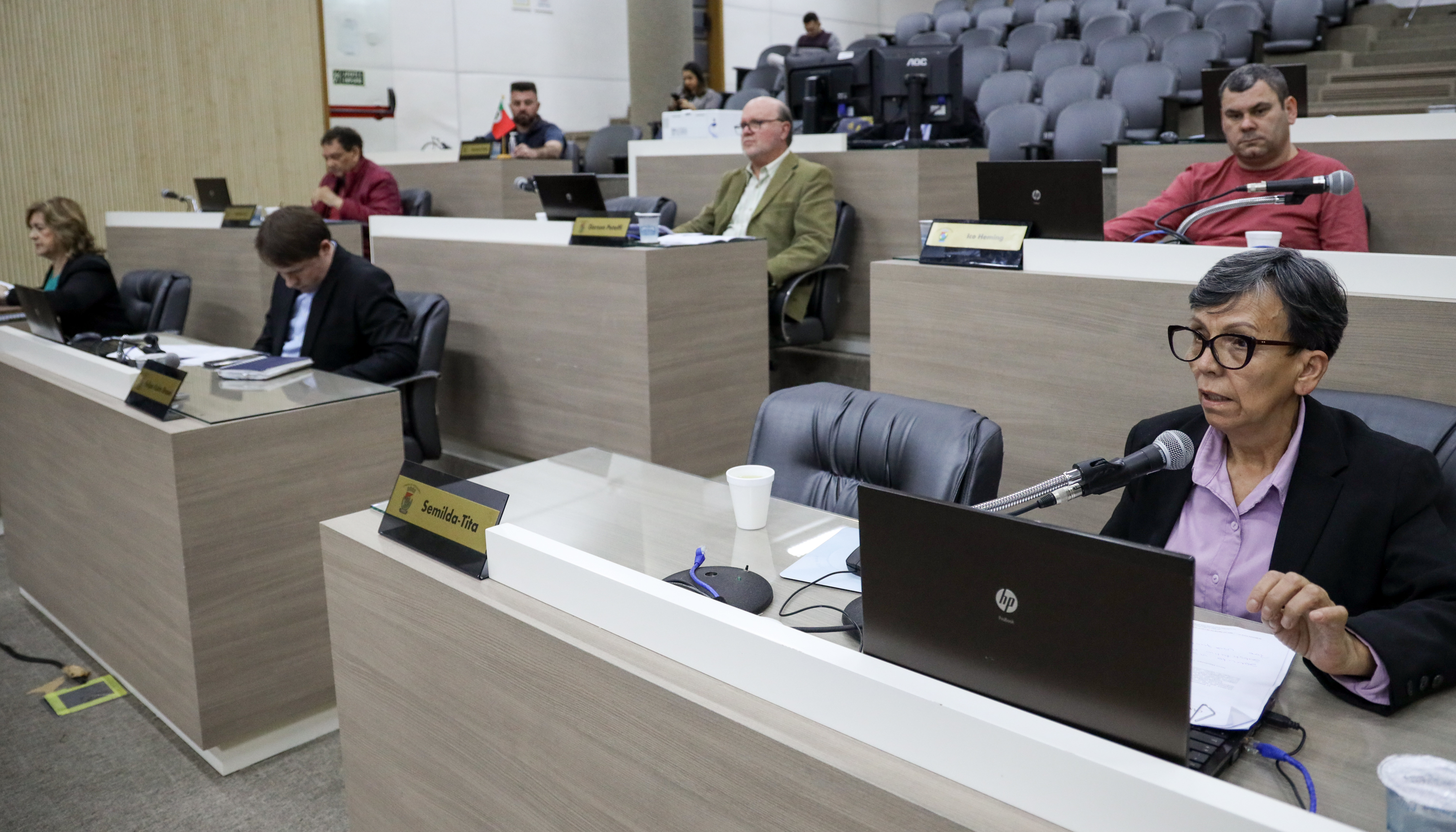 Projeto aprovado amplia divulgação de números de emergência para mulheres vítimas de violência