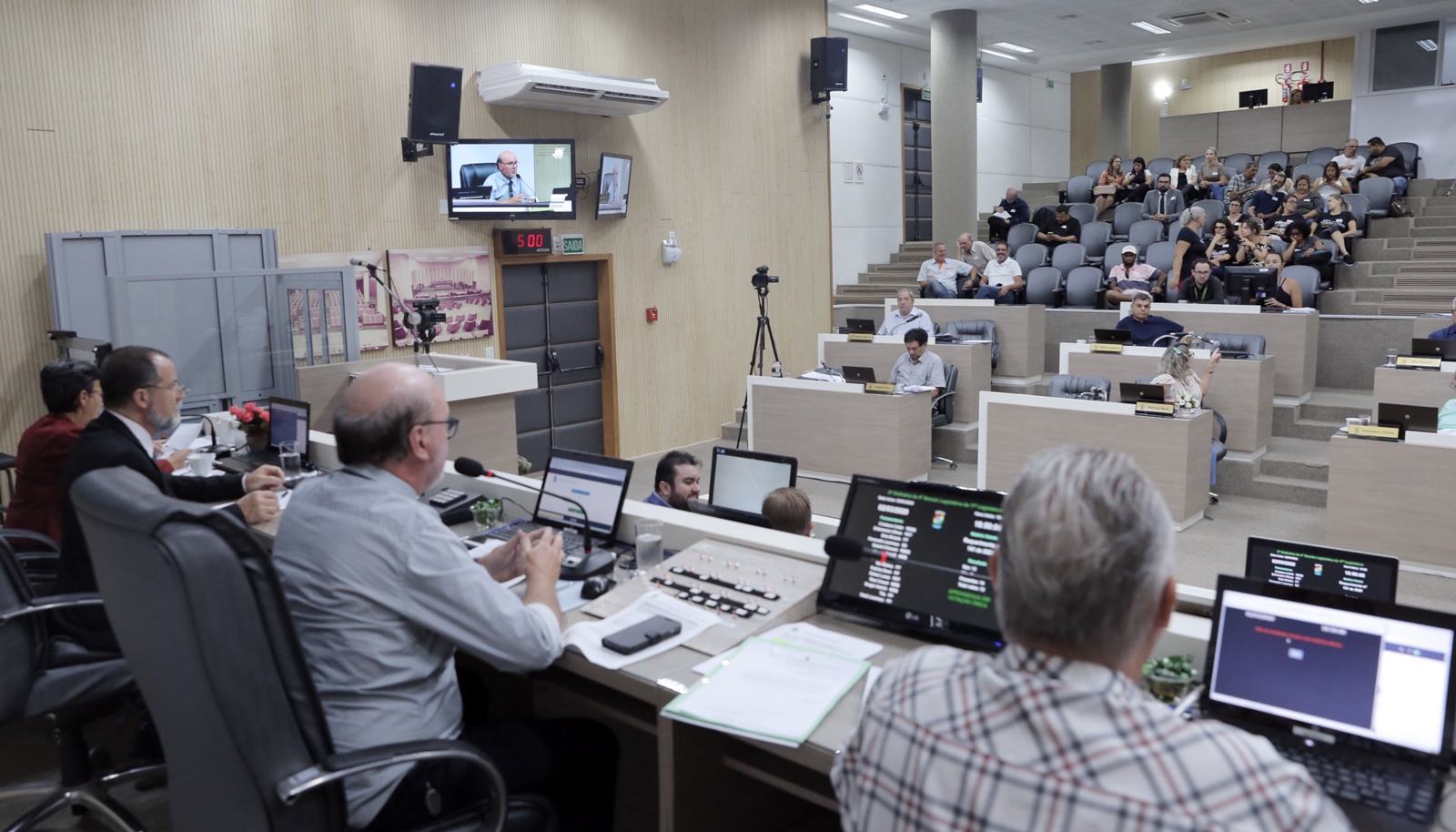 Projeto aprovado eleva contribuição previdenciária do funcionalismo para 14%, mas com promessa de escalonamento