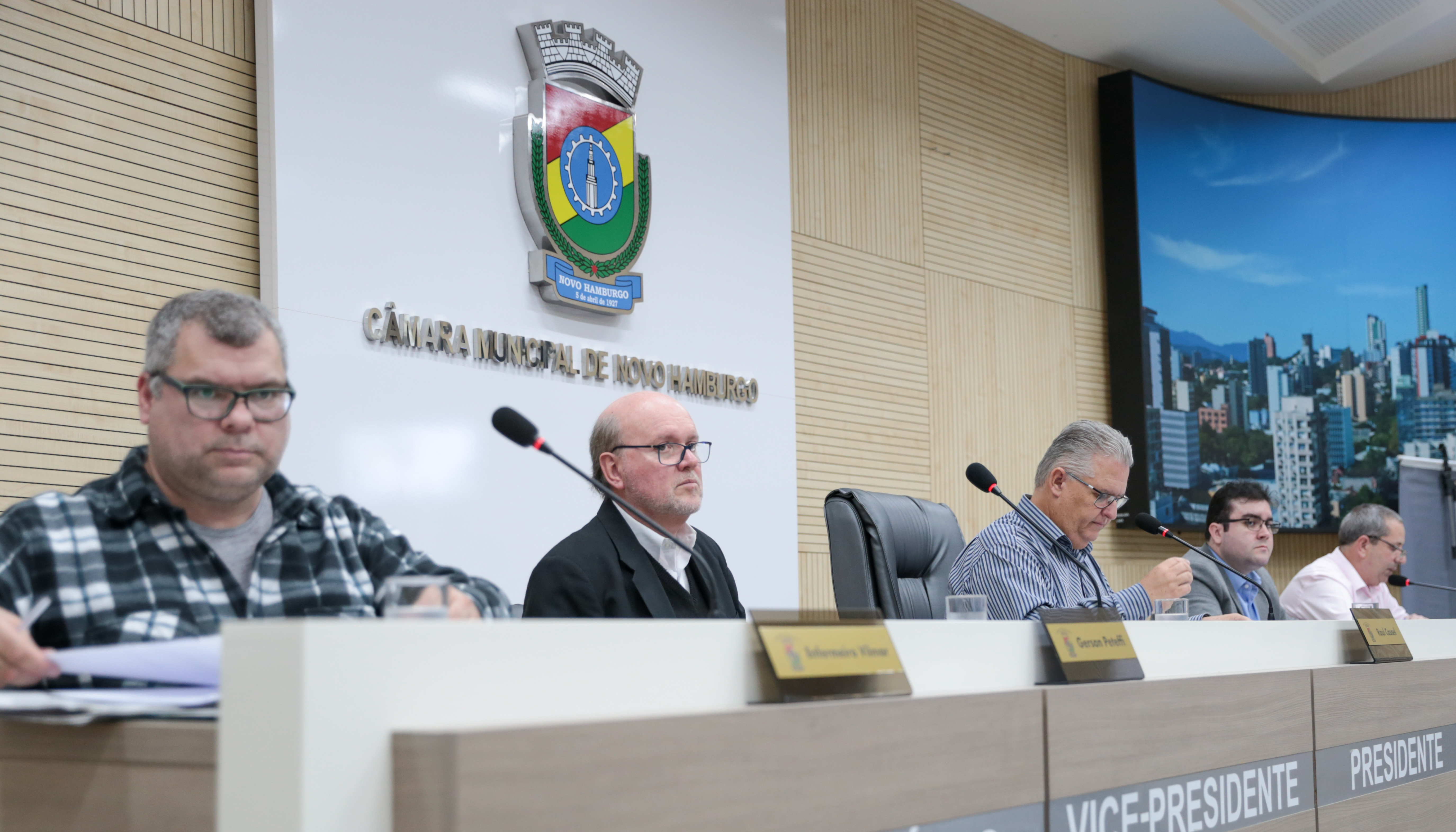 Projeto aprovado oficializa doação ao Aeroclube de carro de combate a incêndio