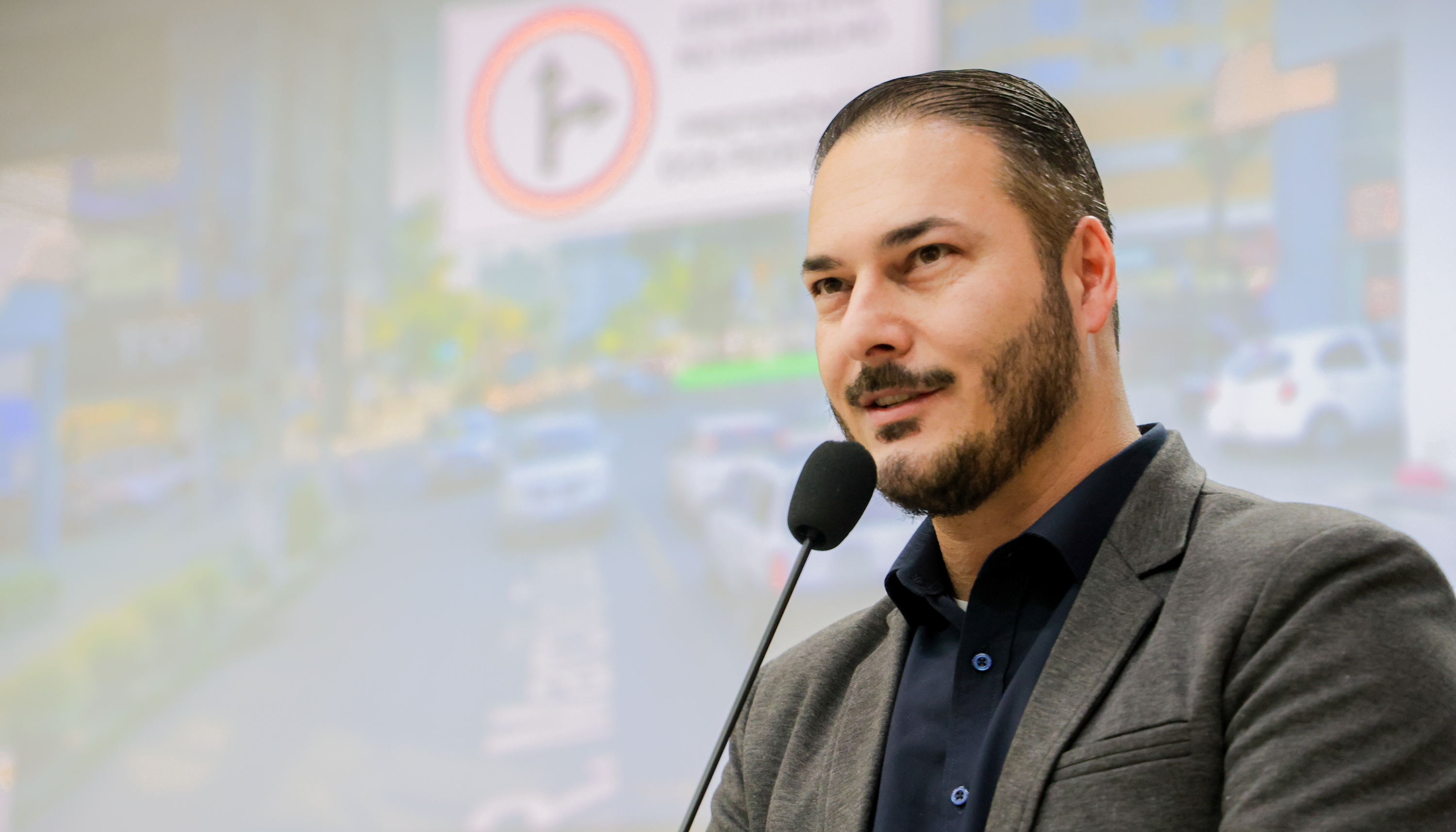 Projeto sugere livre conversão à direita em semáforos