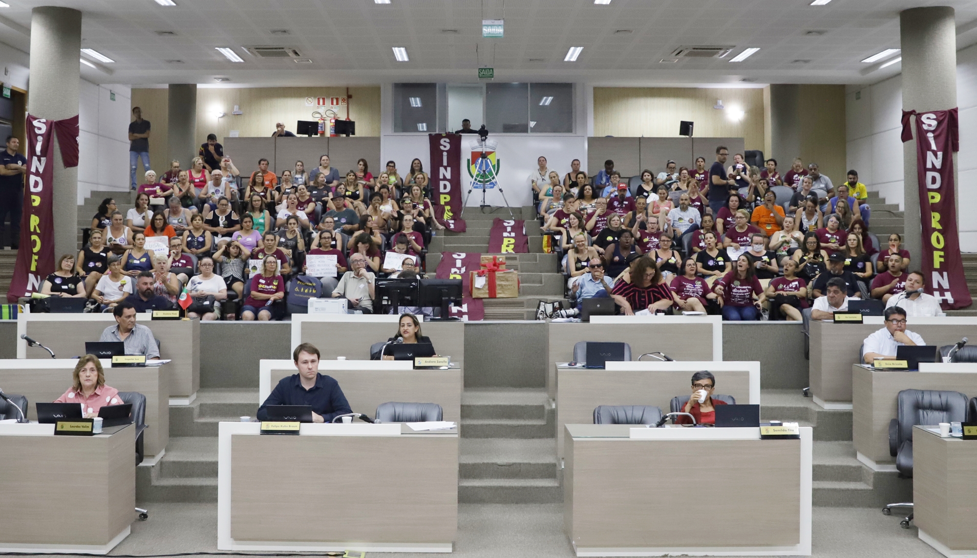 Projetos que nomeiam rua e praça em Lomba Grande têm votação adiada